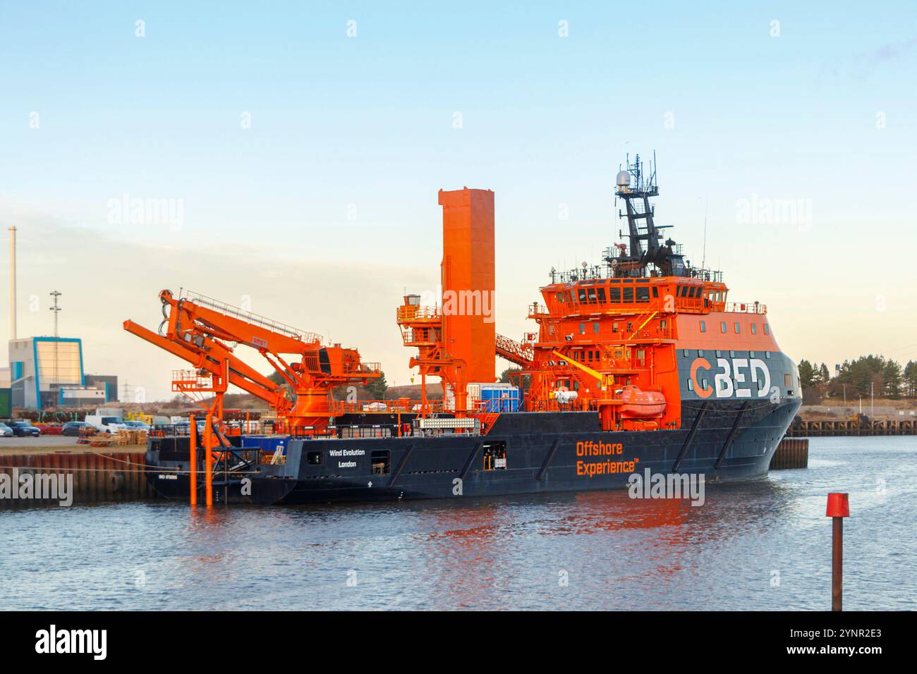 Grande nave per la fornitura di energia eolica visibile per l'industria offshore arancione e blu CBED attraccata nel porto di Middlesbrough Foto Stock