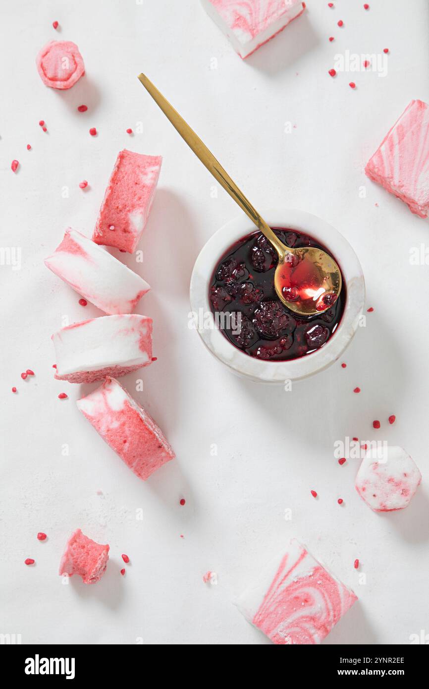 Dessert alla fragola Marshmallow Delight in rosa e bianco Foto Stock