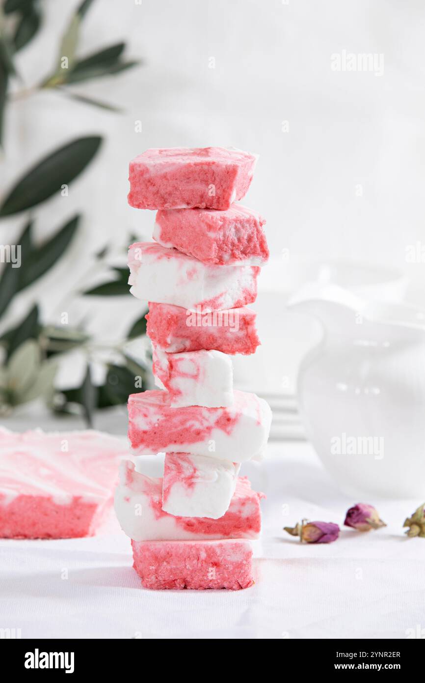 Dessert alla fragola Marshmallow Delight in rosa e bianco Foto Stock