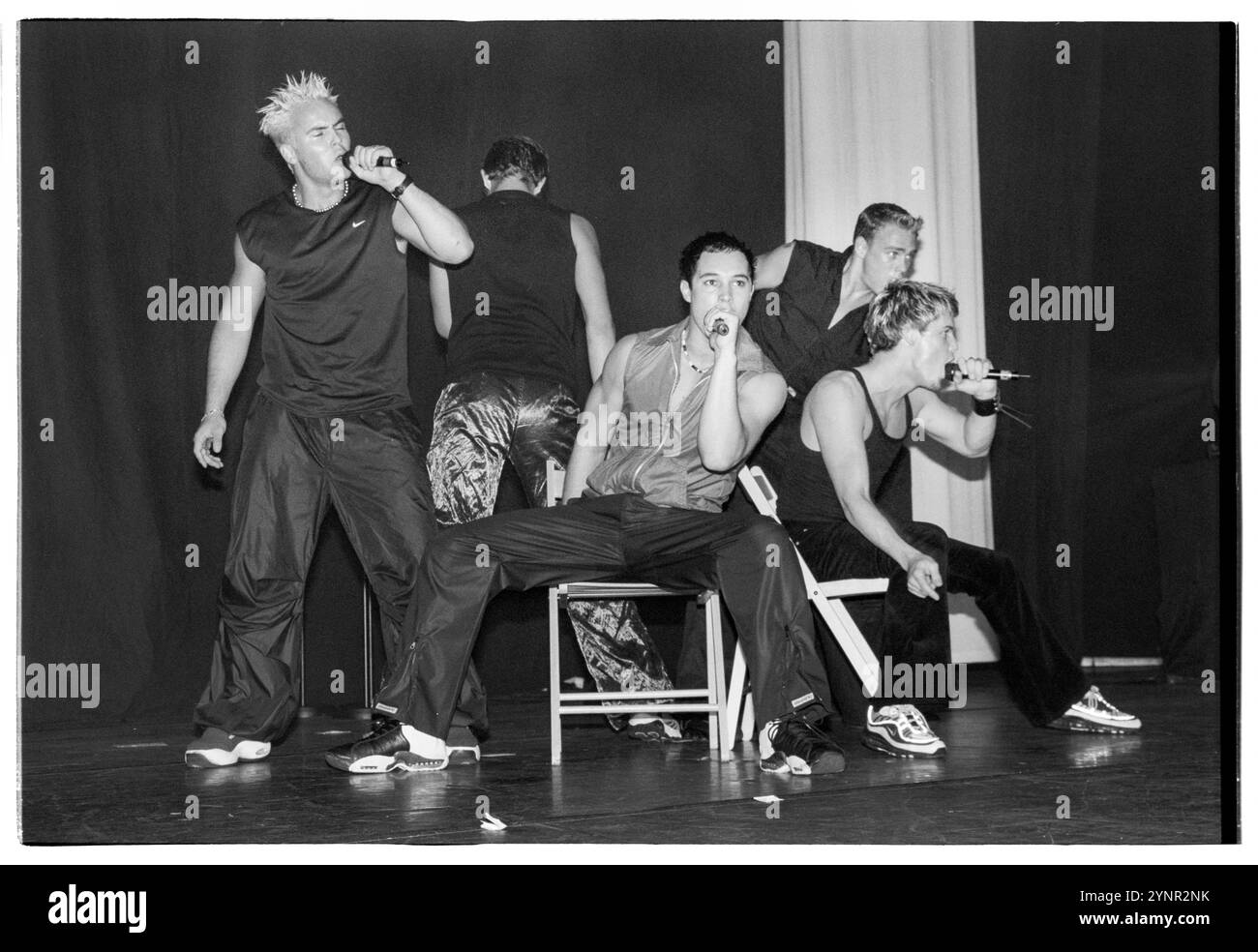 NORTHERN LINE, TUTTA LA BAND, FORMAZIONE ORIGINALE, SMASH HITS TOUR, 1999: La formazione originale della boyband Northern Line che suona sullo Smash Hits Tour dal vivo alla Cardiff International Arena CIA a Cardiff, Galles, Regno Unito, il 20 novembre 1999. Foto: Rob Watkins. INFO: Northern Line sono stati un gruppo musicale britannico, composto originariamente da Lee Baldry, Dan corsi, Andy Love, Ian Mason e Michael Sharpe, formatosi nel 1998 e sciolto nel 2000 dopo 3 hit. Foto Stock