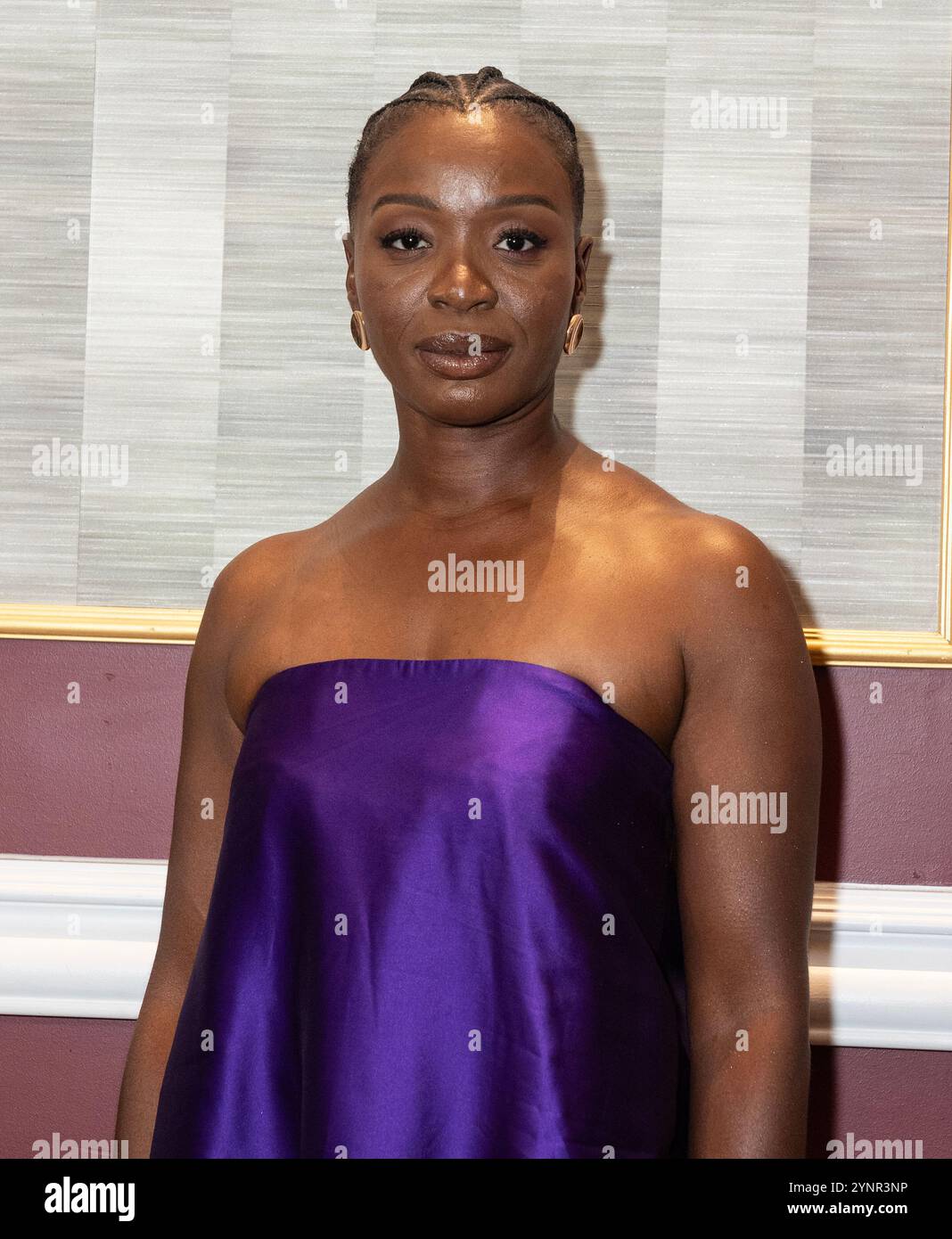 Folake Olowofoyeku posa nella sala stampa durante gli International Emmy Awards all'Hilton Times Square Hotel di New York il 25 novembre 2024 Foto Stock