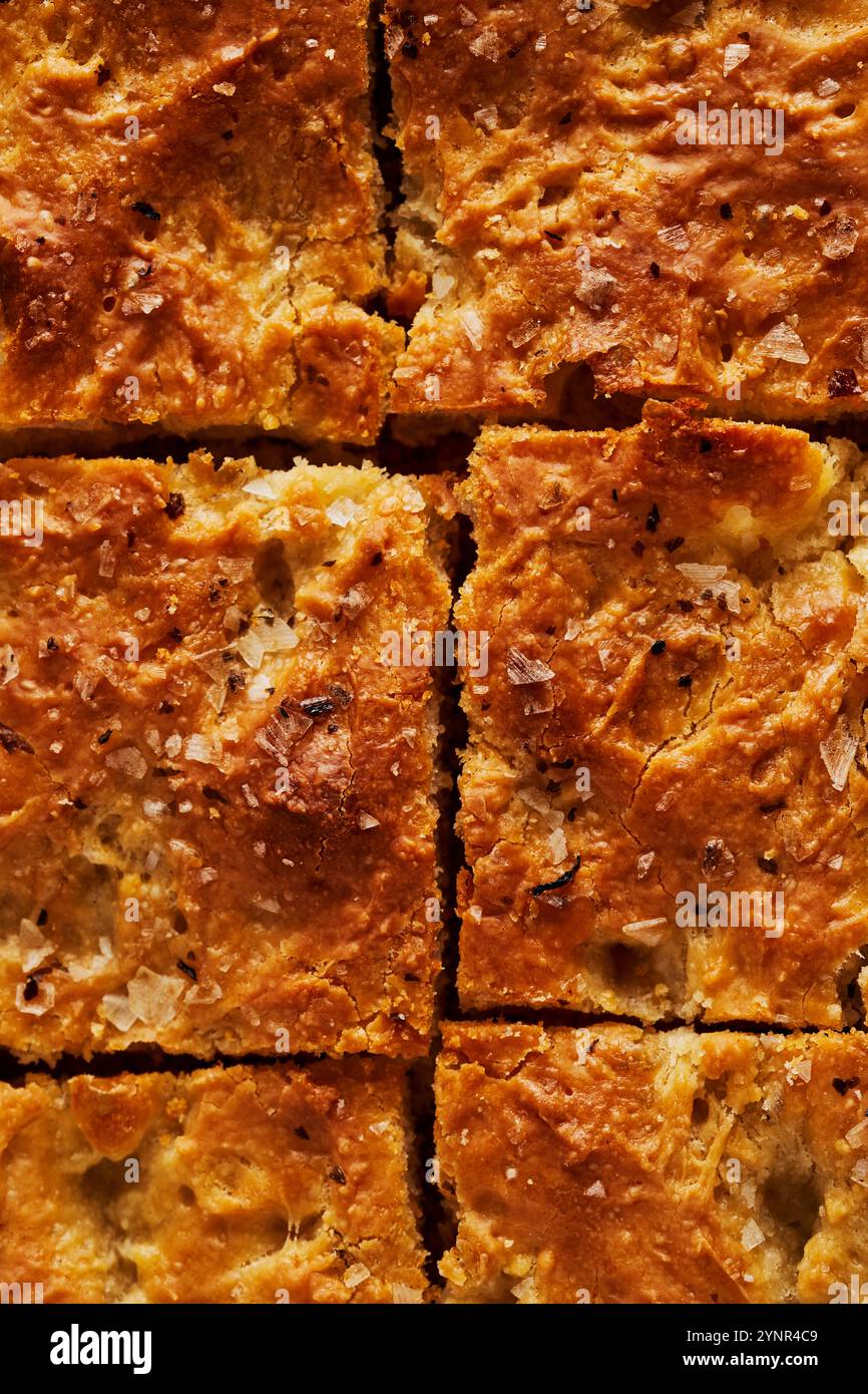 Primo piano del pane di focaccia sopra la testa Foto Stock