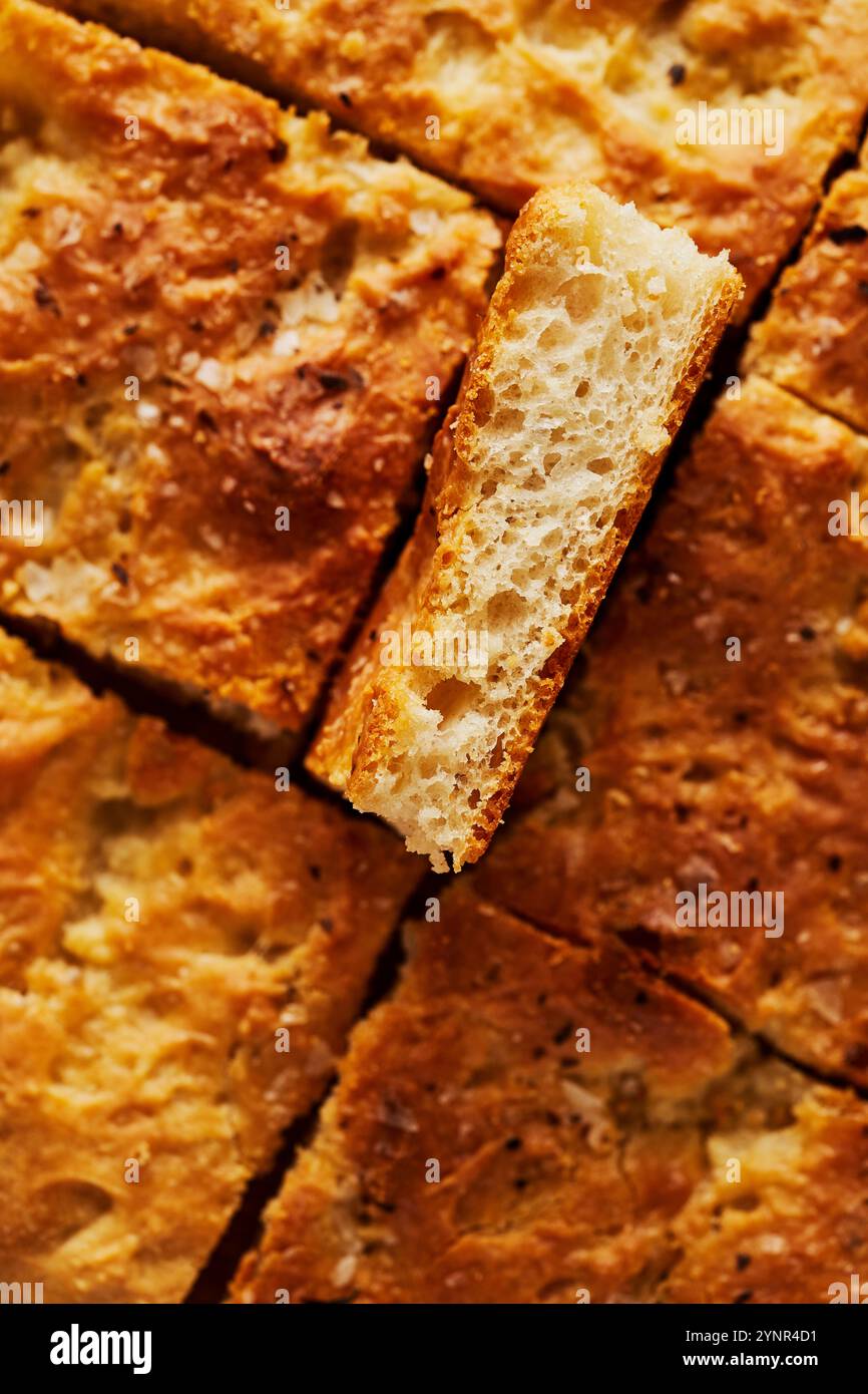 Primo piano del pane di focaccia sopra la testa Foto Stock
