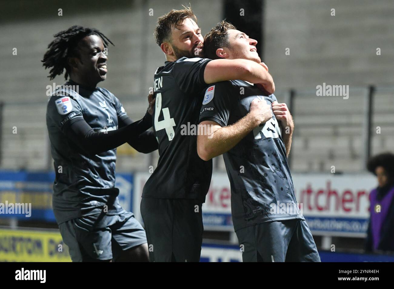 Burton upon Trent, Inghilterra. 26 novembre 2024. Conor Coventry festeggia con Matty Godden e Tyreece Campbell dopo aver segnato durante la partita Sky Bet EFL League One tra Burton Albion e Charlton Athletic al Pirelli Stadium. Kyle Andrews/Alamy Live News Foto Stock