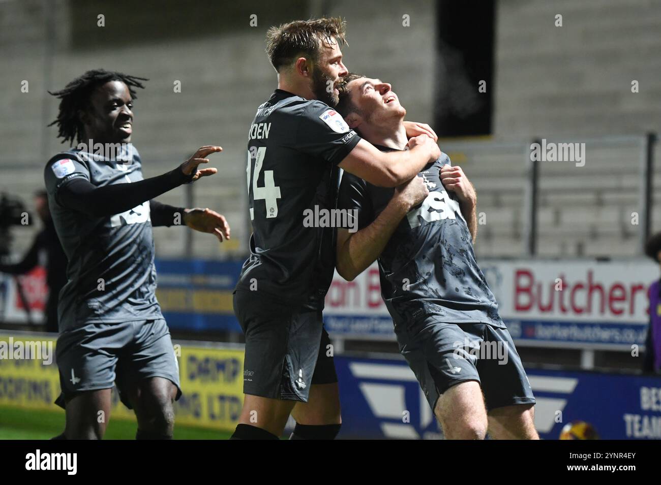 Burton upon Trent, Inghilterra. 26 novembre 2024. Conor Coventry festeggia con Matty Godden e Tyreece Campbell dopo aver segnato durante la partita Sky Bet EFL League One tra Burton Albion e Charlton Athletic al Pirelli Stadium. Kyle Andrews/Alamy Live News Foto Stock