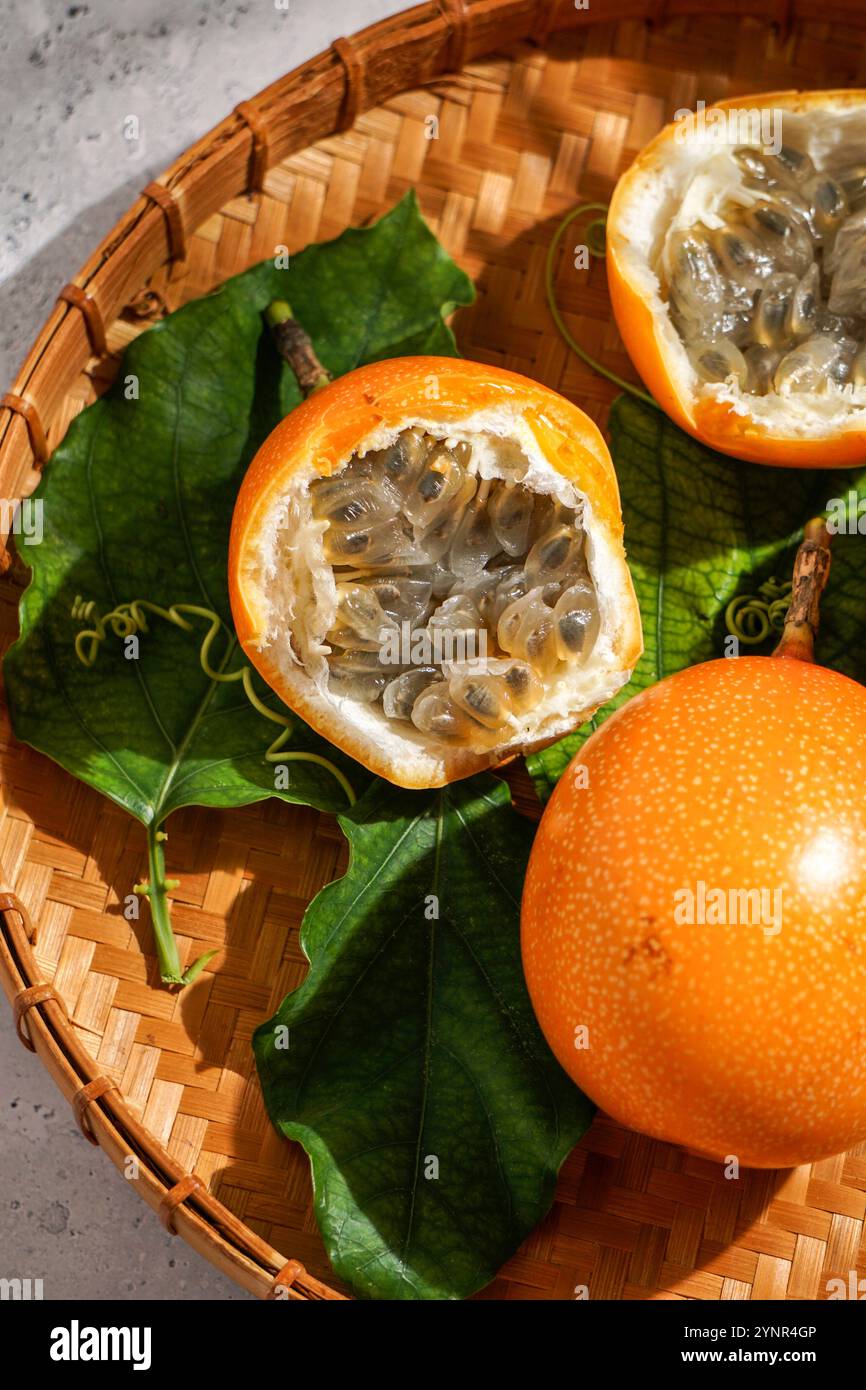 Frutto della passione fresco, Passiflora ligularis, granadilla dolce o grenadia Foto Stock