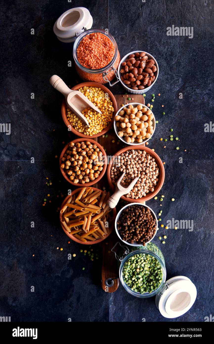 Selezione di legumi secchi e in scatola e pasta a base di legumi per una dieta alimentare completa a base vegetale. Foto Stock