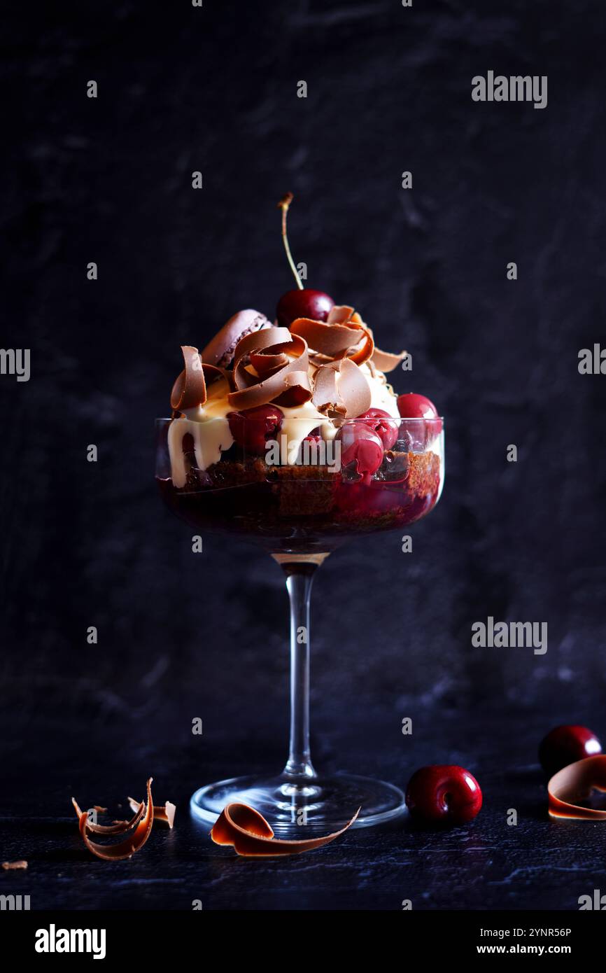 Black Forest Cherry and Chocolate Individual Trifle. Foto Stock