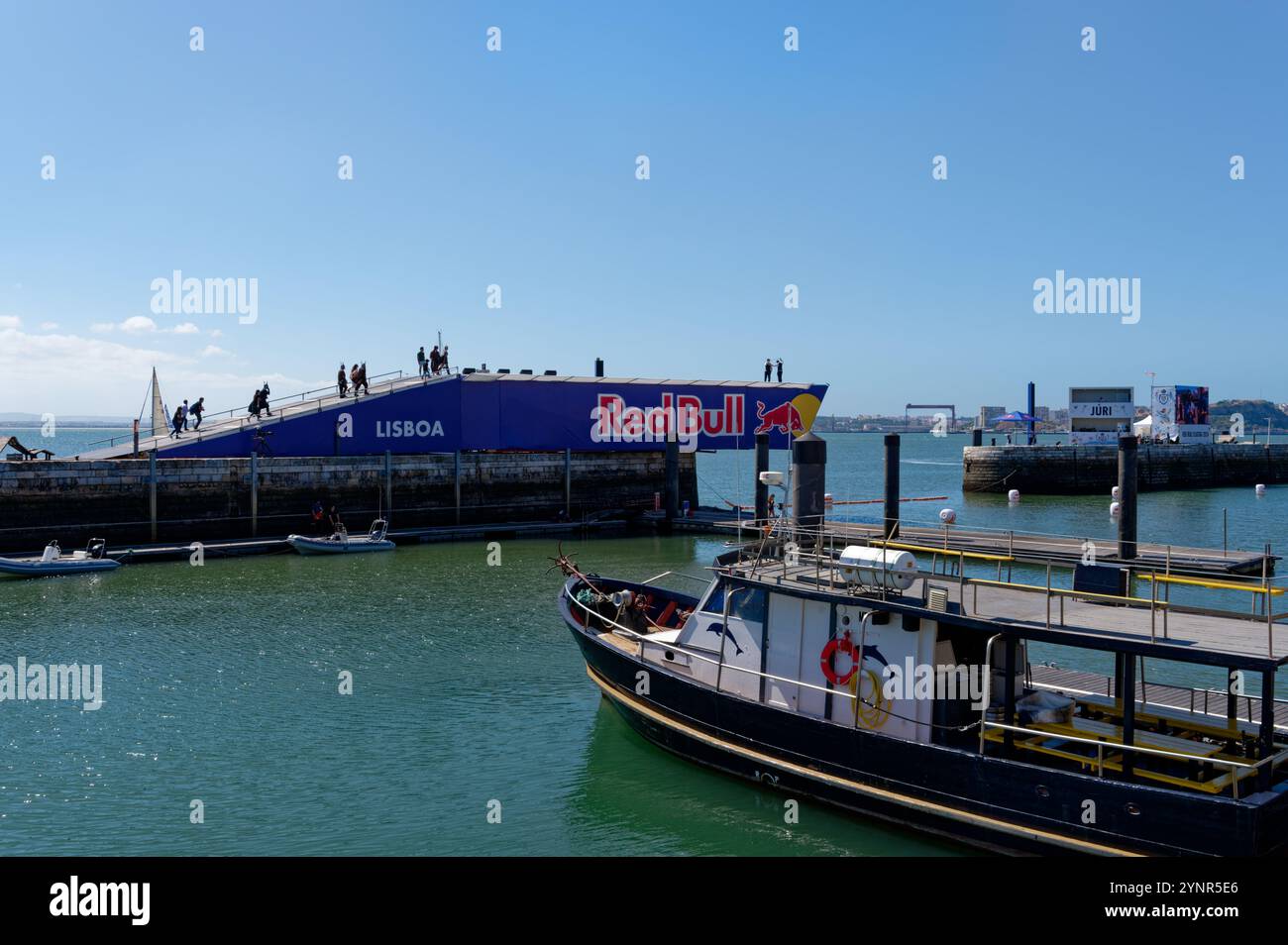 Rampa galleggiante per Red Bull Flugtag, con un porto panoramico sullo sfondo e barche attraccate nelle vicinanze Foto Stock