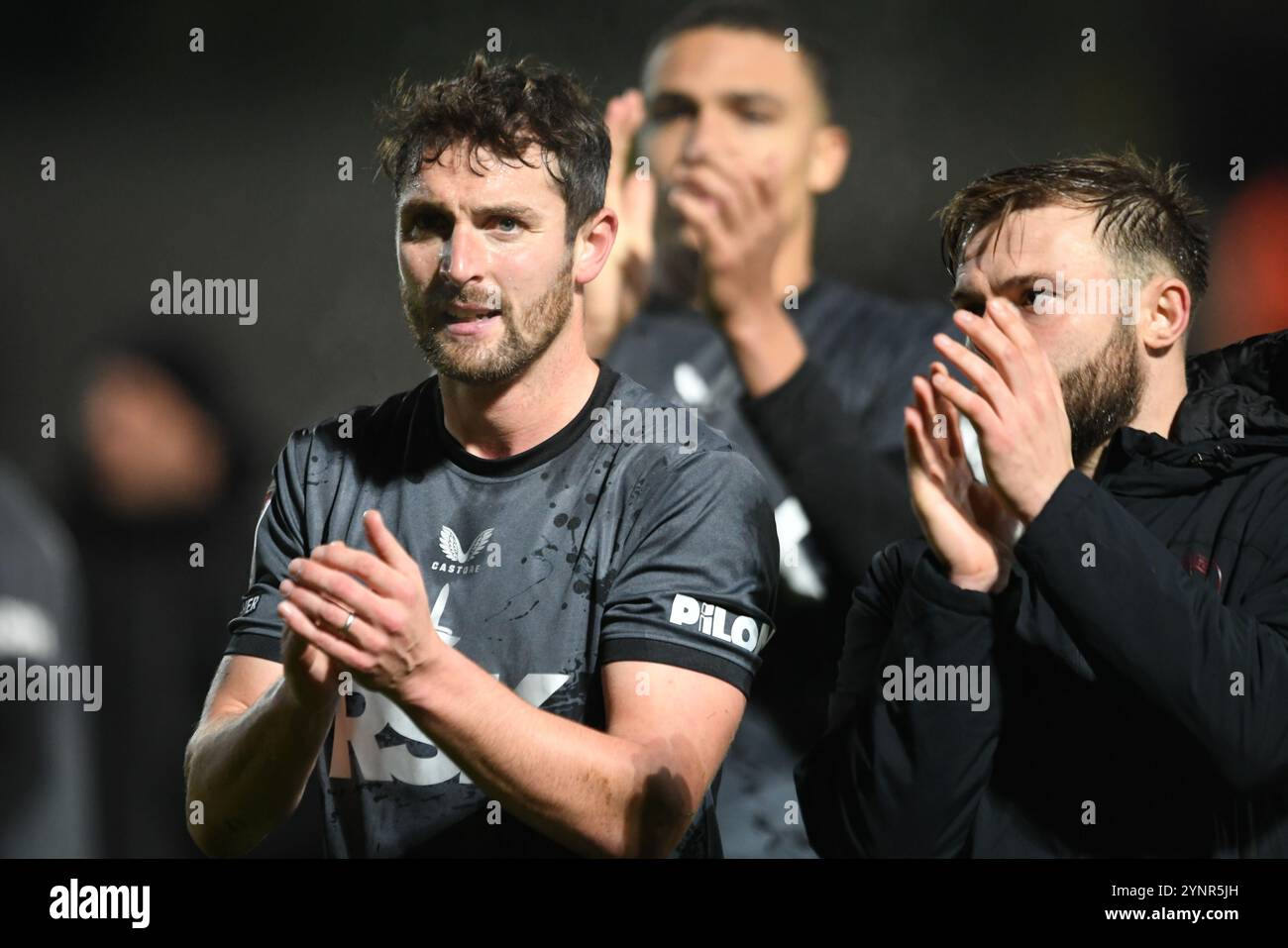 Burton upon Trent, Inghilterra. 26 novembre 2024. Danny Hylton e Matty Godden dopo la partita della Sky Bet EFL League One tra Burton Albion e Charlton Athletic al Pirelli Stadium. Kyle Andrews/Alamy Live News Foto Stock