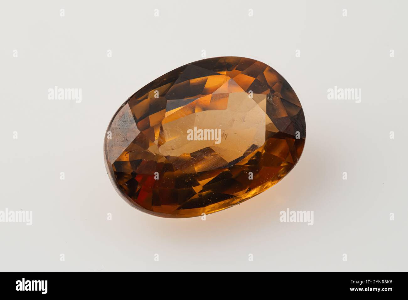 Squisita pietra preziosa di zircone naturale con calde sfumature marrone miele e sfaccettature complesse. Foto Stock