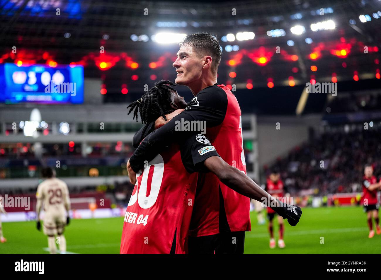 Leverkusen, Germania. 26 novembre 2024. LEVERKUSEN, GERMANIA - NOVEMBRE 26: Patrik Schick del Bayer 04 Leverkusen festeggia con Jeremie Frimpong del Bayer 04 Leverkusen dopo aver segnato il quarto gol della sua squadra durante la fase MD5 di UEFA Champions League 2024/25 tra Bayer 04 Leverkusen e FC Salzburg al BayArena il 26 novembre 2024 a Leverkusen, Germania. (Foto di René Nijhuis/MB Media) credito: MB Media Solutions/Alamy Live News Foto Stock
