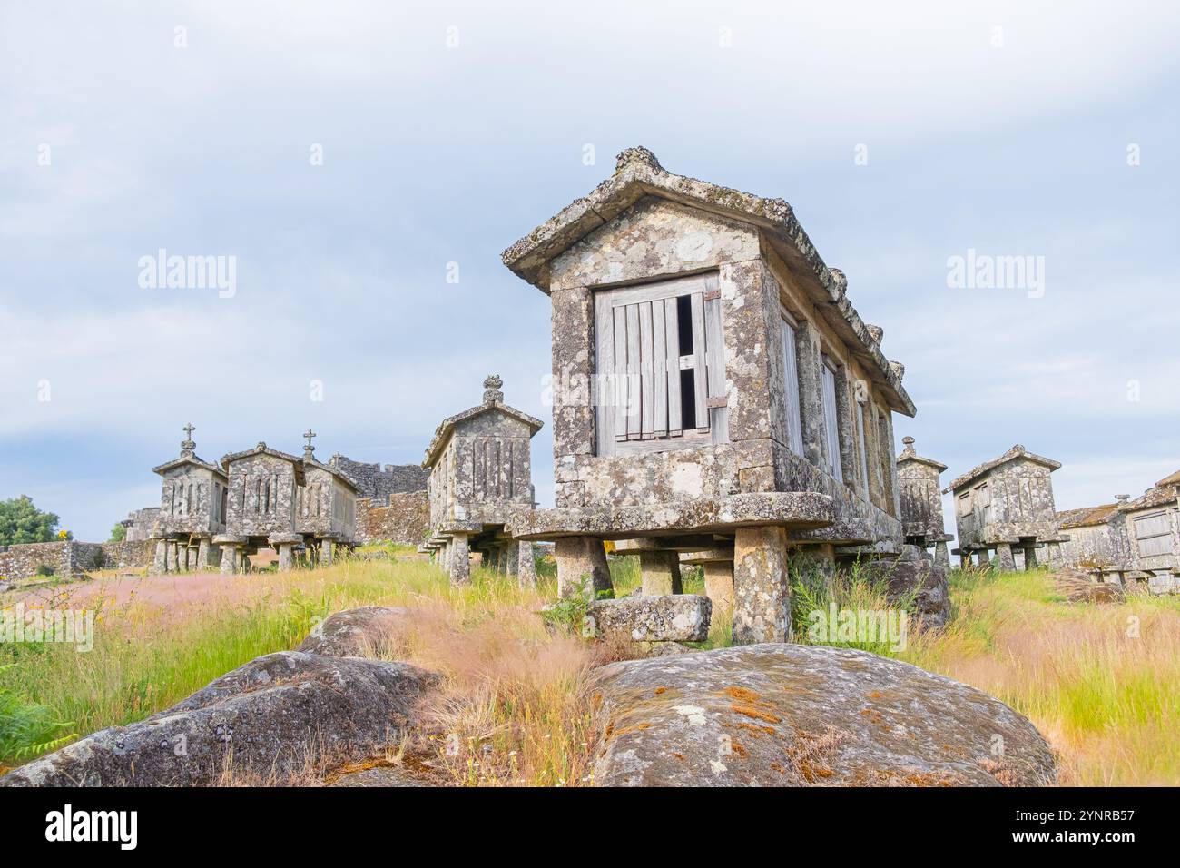 Granai di Lindoso nel Parco Nazionale di Peneda Geres, Portogallo. Antichi fienili sollevati dal suolo per proteggere il grano dai roditori. Foto Stock