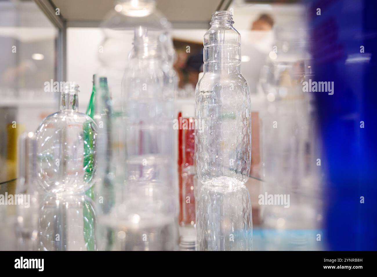 Norimberga, Germania. 26 novembre 2024. Le bottiglie in PET riciclato sono esposte alla fiera delle bevande BrauBeviale presso lo stand di Resilux, il produttore belga di preforme in PET (polietilene tereftalato). Crediti: Daniel Karmann/dpa/Alamy Live News Foto Stock