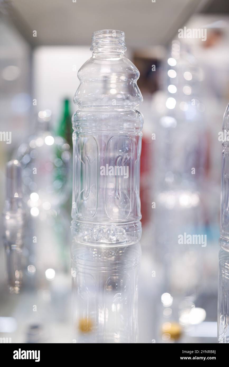 Norimberga, Germania. 26 novembre 2024. Una bottiglia in PET riciclato (l) è in mostra alla fiera BrauBeviale delle bevande presso lo stand di Resilux, il produttore belga di preforme in PET (polietilene tereftalato) (r). Le fasi intermedie sono illustrate al centro. Crediti: Daniel Karmann/dpa/Alamy Live News Foto Stock
