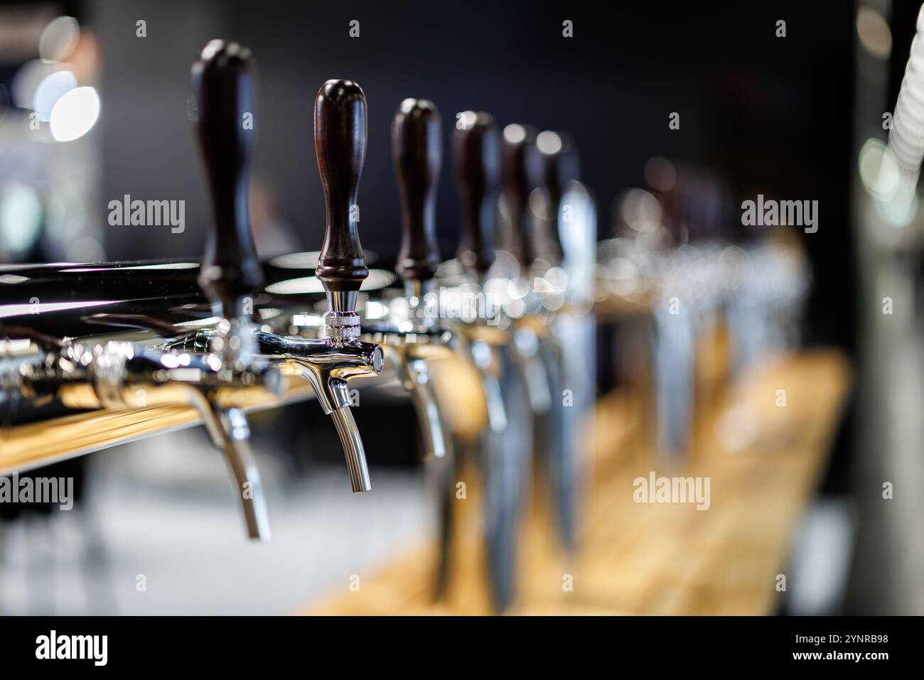 Norimberga, Germania. 26 novembre 2024. I rubinetti sono esposti presso lo stand del produttore ceco Lindr durante la fiera BrauBeviale delle bevande. Crediti: Daniel Karmann/dpa/Alamy Live News Foto Stock
