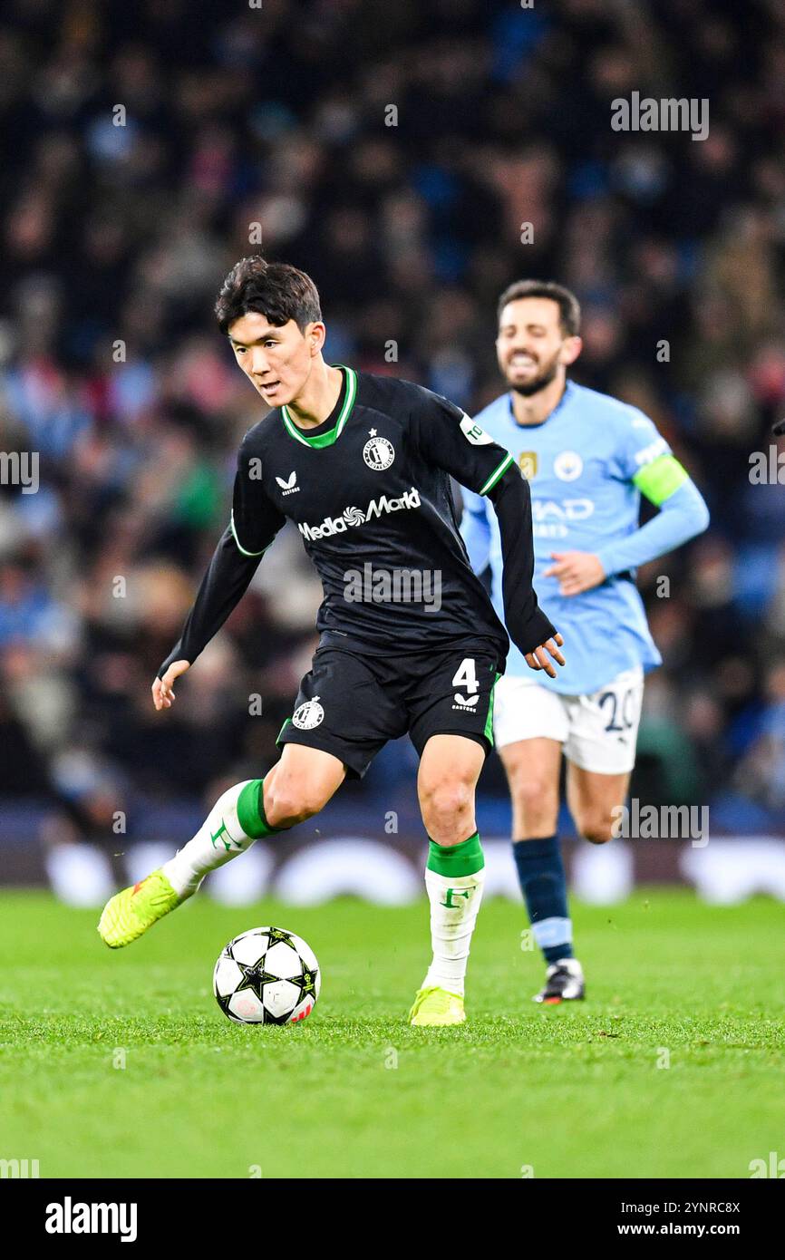 Etihad Stadium, Manchester, Regno Unito. 26 novembre 2024. UEFA Champions League Football, Manchester City contro Feyenoord; Hwang in-Beom of Feyenoord sulla palla credito: Action Plus Sports/Alamy Live News Foto Stock