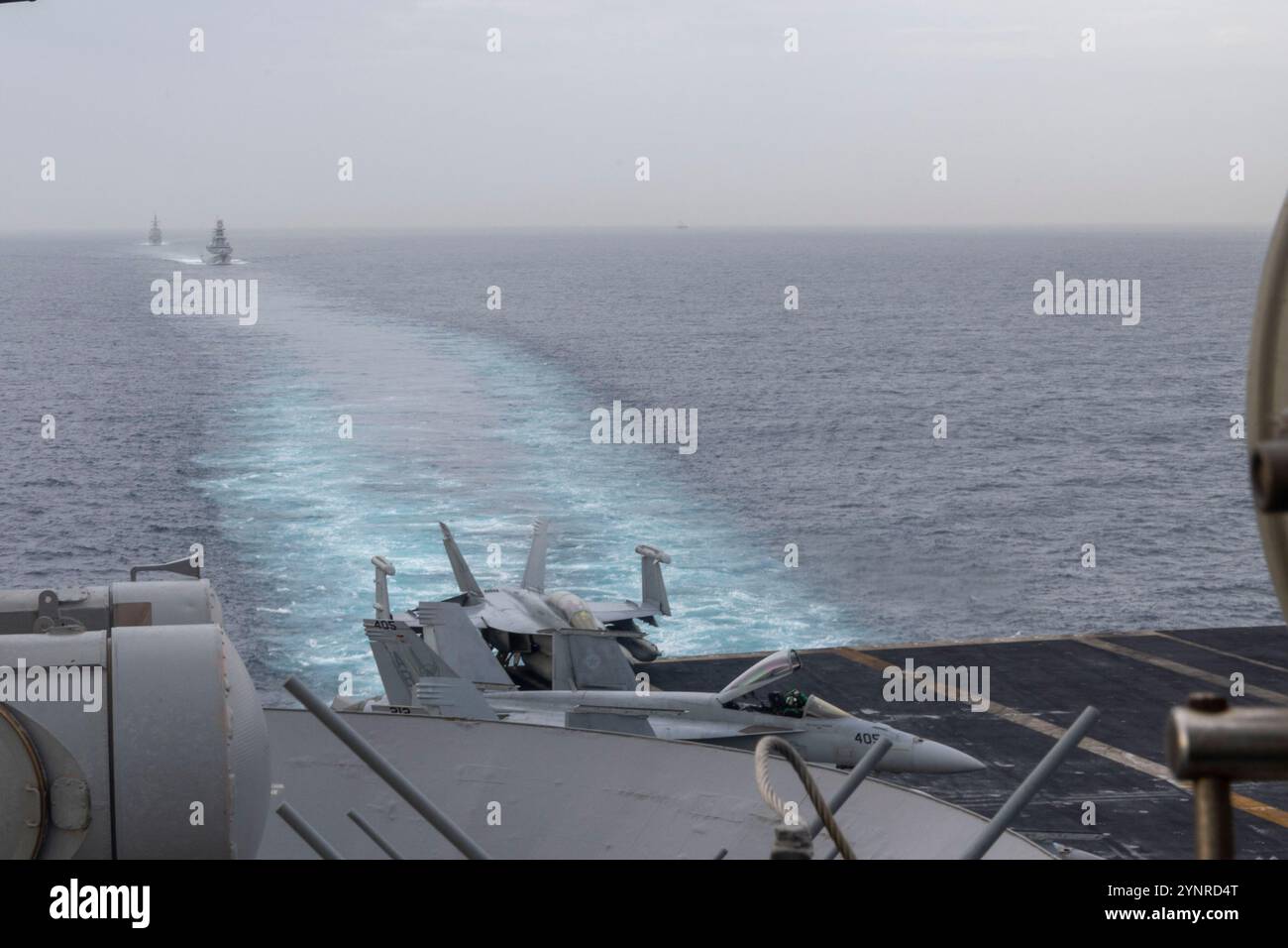 241125-N-SW048-1137 MEDITEERRANEAN SEA (25 novembre 2024) la portaerei classe Nimitz USS Harry S. Truman (CVN 75) transita nello stretto di Gibilterra accanto alla fregata Carbiniere (F 593) classe Carlo Bergamini e alla fregata spagnola classe Álvaro de Bazán Méndez Núñez (F-104), novembre 25. La USS Harry S. Truman, la nave ammiraglia del Harry S. Truman Carrier Strike Group (HSTCSG), è impegnata in un dispiegamento programmato nella sesta area di operazioni della flotta statunitense a supporto delle forze navali USA Europa-Africa per difendere gli interessi degli Stati Uniti, degli Alleati e dei partner. (Foto della Marina degli Stati Uniti di Mass Communication Specialist 3rd Class lo Foto Stock