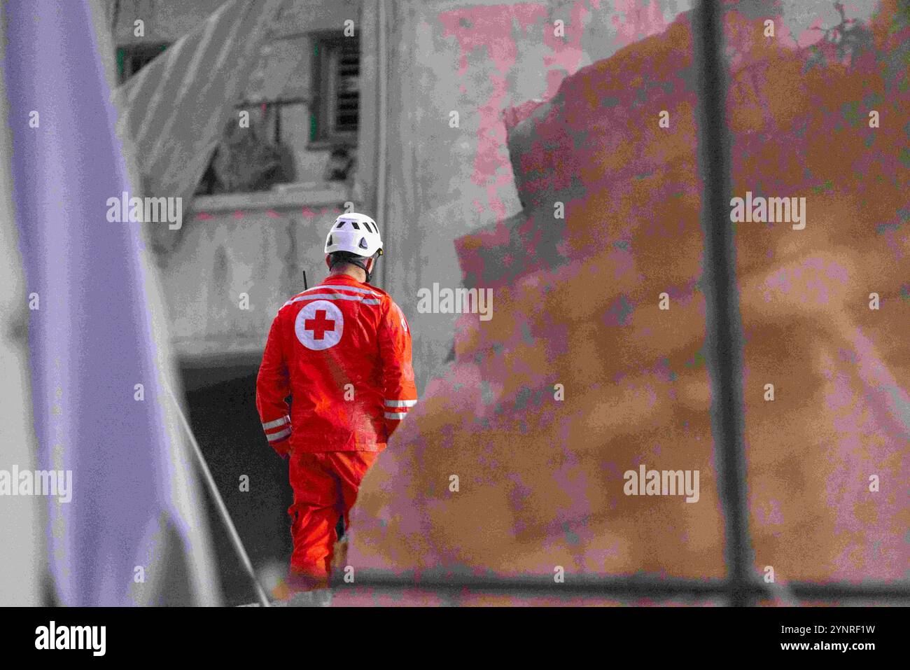 Beirut, Libano. 26 novembre 2024. Un primo soccorritore della Croce Rossa libanese perquisisce un edificio residenziale livellato da un attacco israeliano il 26 novembre 2024 a Beirut, in Libano. Le strade erano caotiche, dato che la gente portava sacchi di evacuazione e cercava le mappe per trovare luoghi sicuri dove fuggire. Sono state sentite sparatorie anche quando la gente ha avvertito i loro vicini quando Israele minacciava luoghi. Le forze israeliane hanno ripetutamente attaccato Beirut e in tutto il Libano prima di un possibile cessate il fuoco. (Credit Image: © Daniel Carde/ZUMA Press Wire) SOLO PER USO EDITORIALE! Non per USO commerciale! Foto Stock