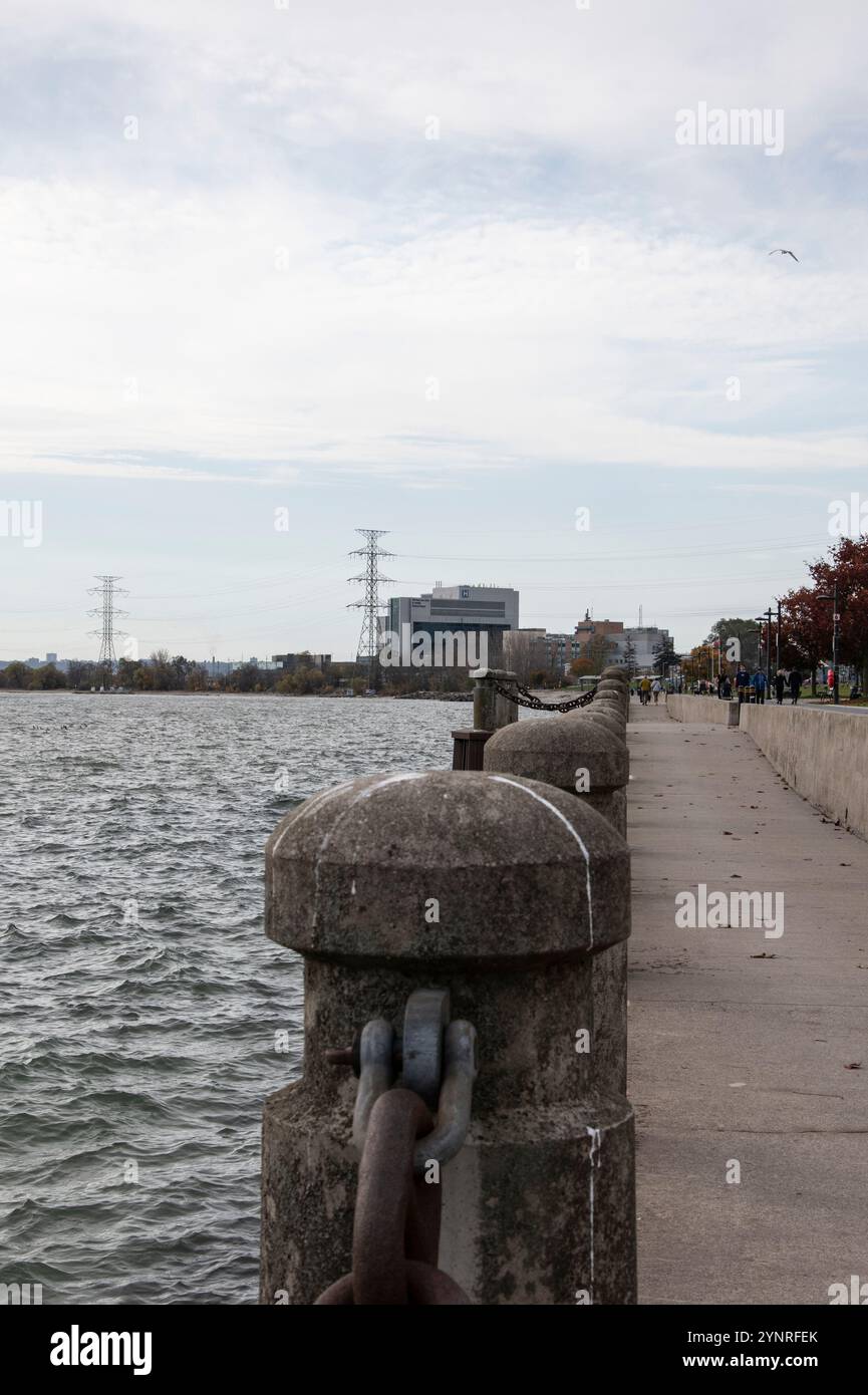 Recinzione lungo il Great Lakes Waterfront Trail allo Spencer Smith Park nel centro di Burlington, Ontario, Canada Foto Stock