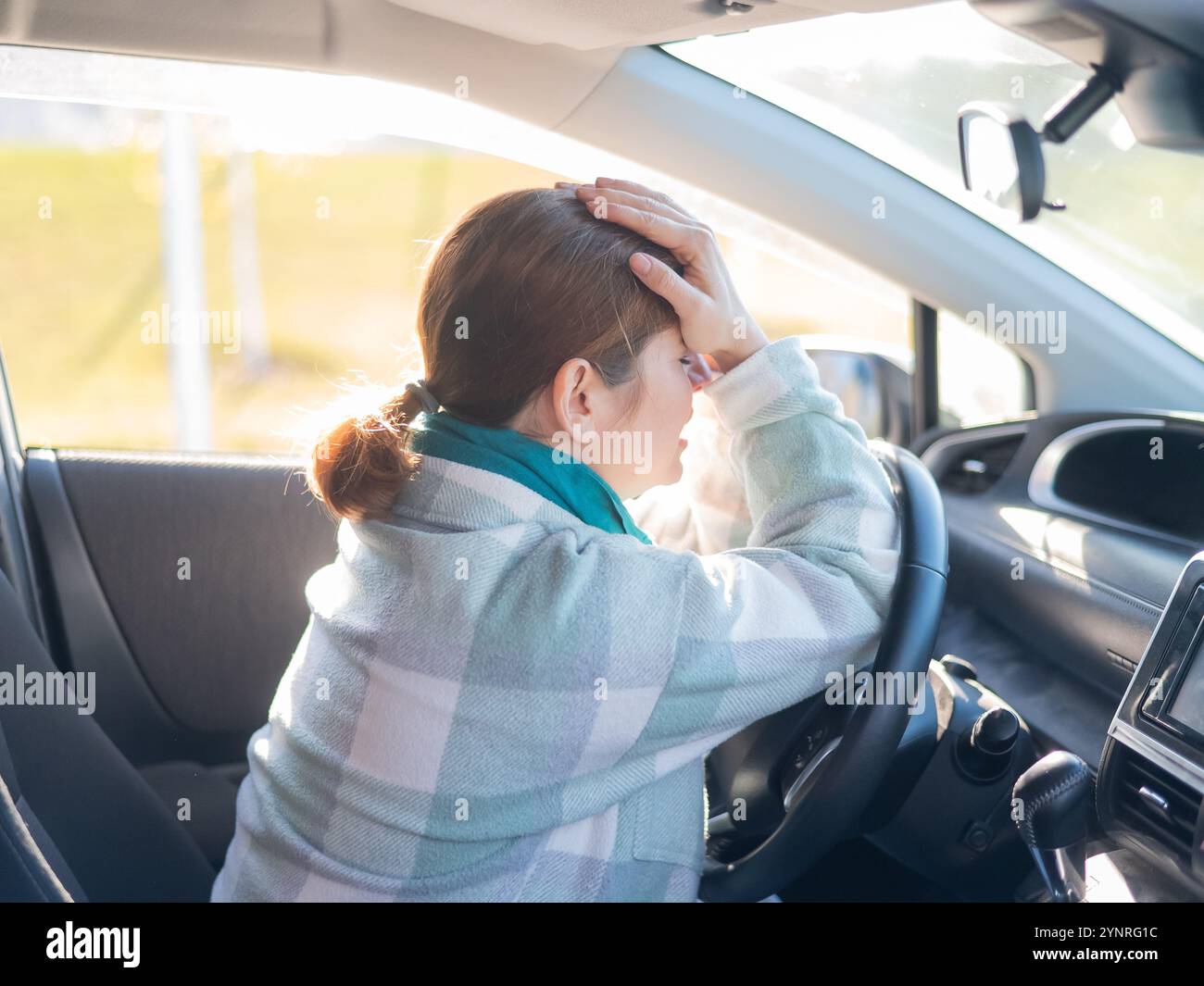 Donna caucasica piange mentre guida. Foto Stock