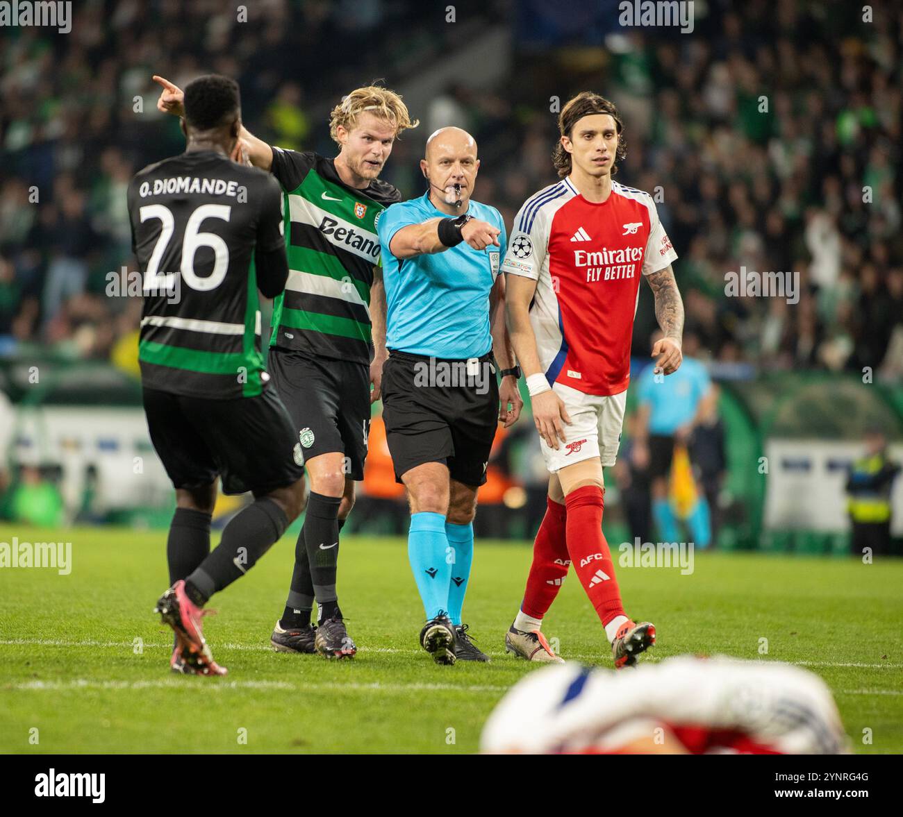 Lisboa, Lisboa, Portogallo. 26 novembre 2024. SZYMON MARCINIAK arbitro dei punti partita per il calcio di rigore durante la partita di UEFA Champions League 2024/25 tra Sporting CP e Arsenal a EstÃ¡dio Jose Alvalade il 26 novembre 2024 a Lisboa, Portogallo. Risultato finale Sporting 1 - 5 Arsenale (immagine di credito: © Miguel Lemos/ZUMA Press Wire) SOLO USO EDITORIALE! Non per USO commerciale! Foto Stock