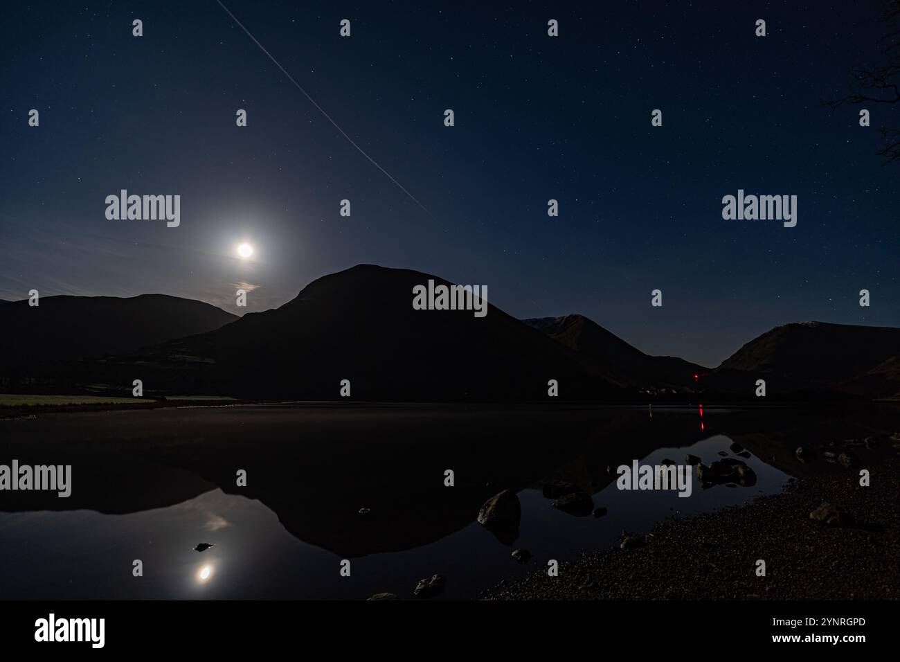 Una notte fredda al chiaro di luna su Brotherswater nel Lake District inglese Foto Stock