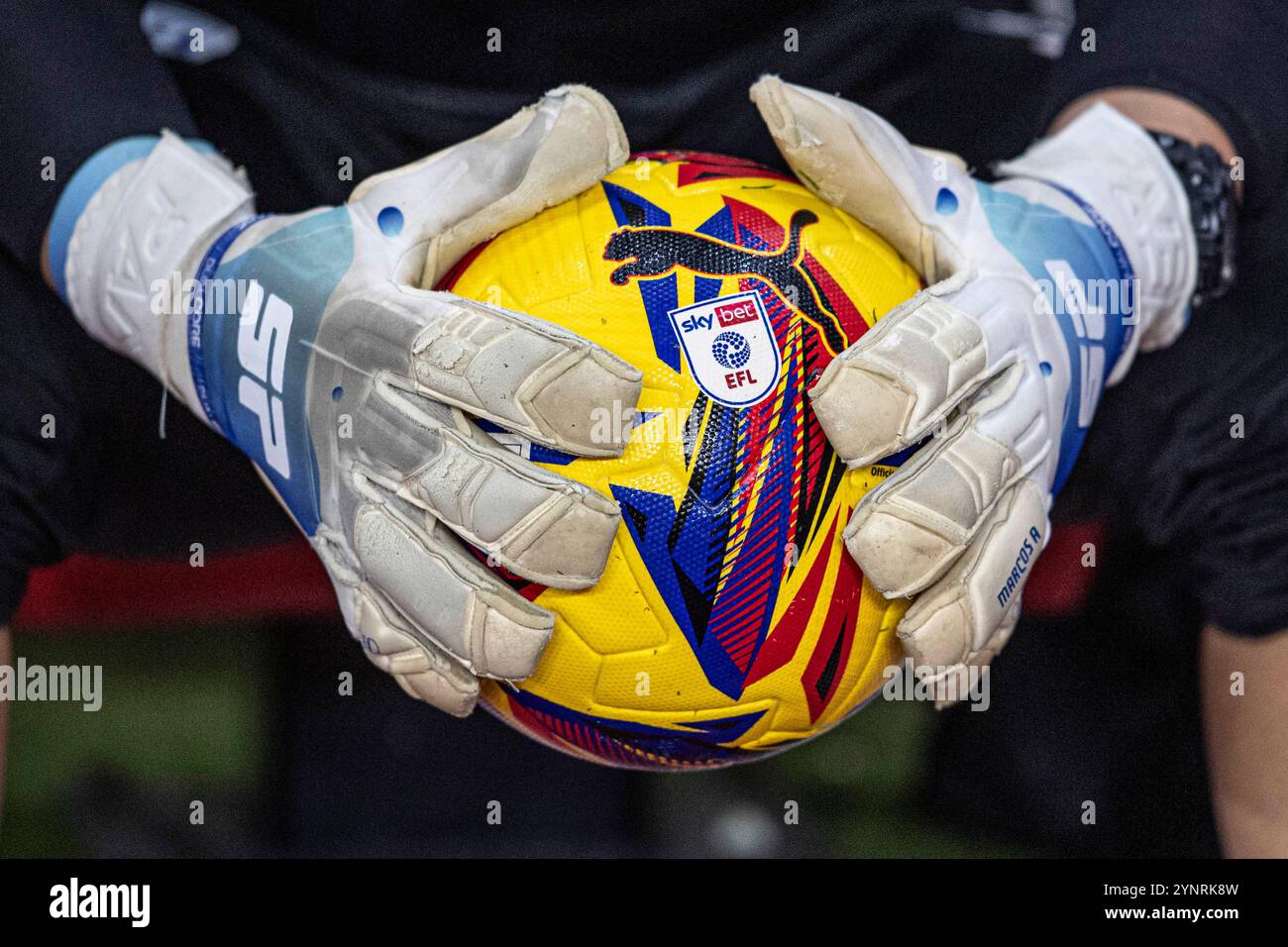 Il PUMA Orbita 1 Hi Vis Sky Bet EFL match ball durante la partita del Campionato Sky Bet tra Sunderland e West Bromwich Albion allo Stadio della luce di Sunderland martedì 26 novembre 2024. (Foto: Trevor Wilkinson | mi News) crediti: MI News & Sport /Alamy Live News Foto Stock