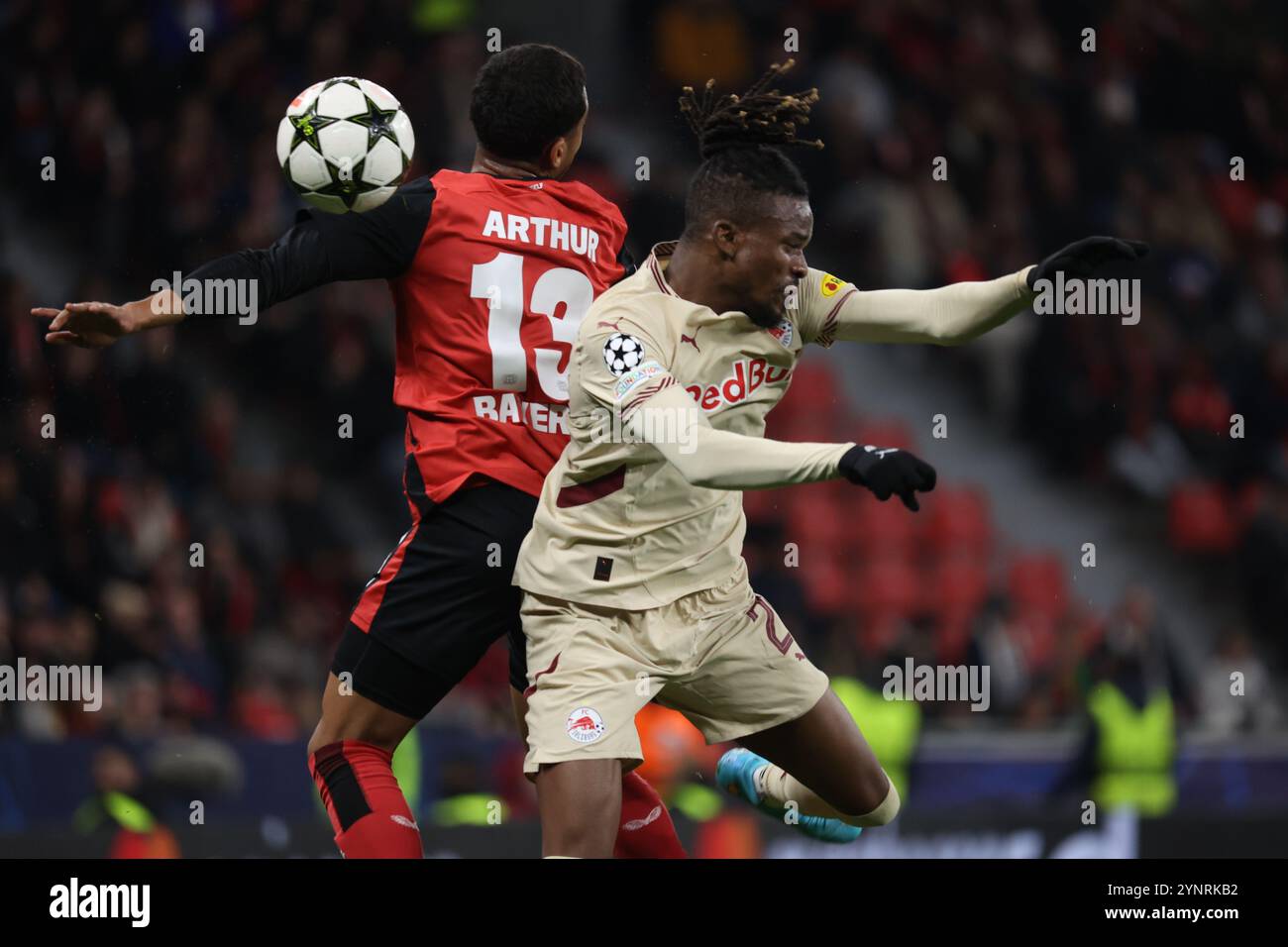 Arthur (Bayer), Daouda Guindo (Salisburgo), Champions League, Matchday 5, Bayer 04 Leverkusen vs RB Salzburg, Leverkusen, Germania. 26 novembre 2024. Crediti: Juergen Schwarz/Alamy Live News Foto Stock