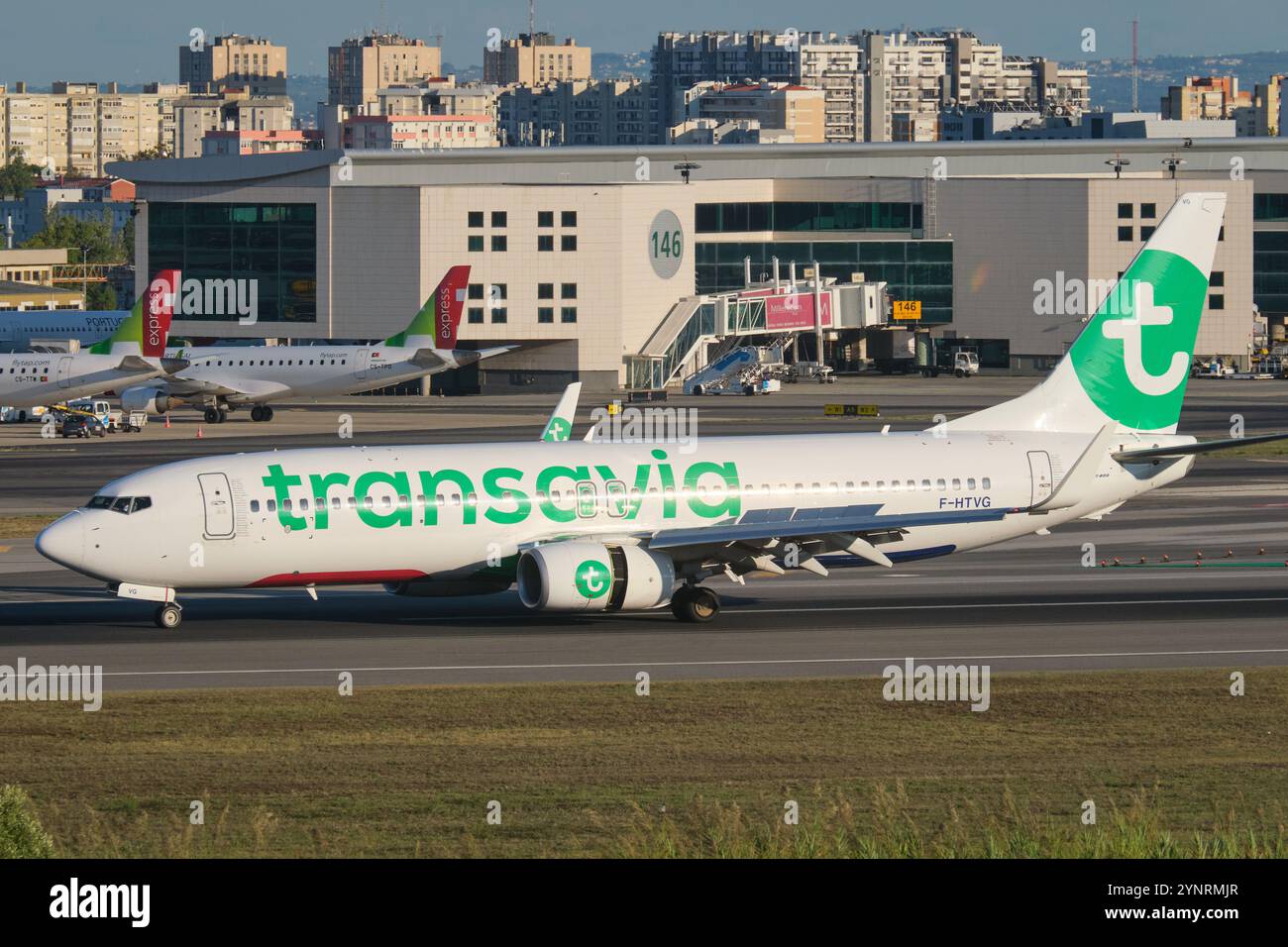 Lisbona, Portogallo - 2 settembre 2023: Taxi aereo passeggeri Transavia Boeing 737-8K2 sulla pista dell'aeroporto Humberto Delgado di Lisbona Foto Stock