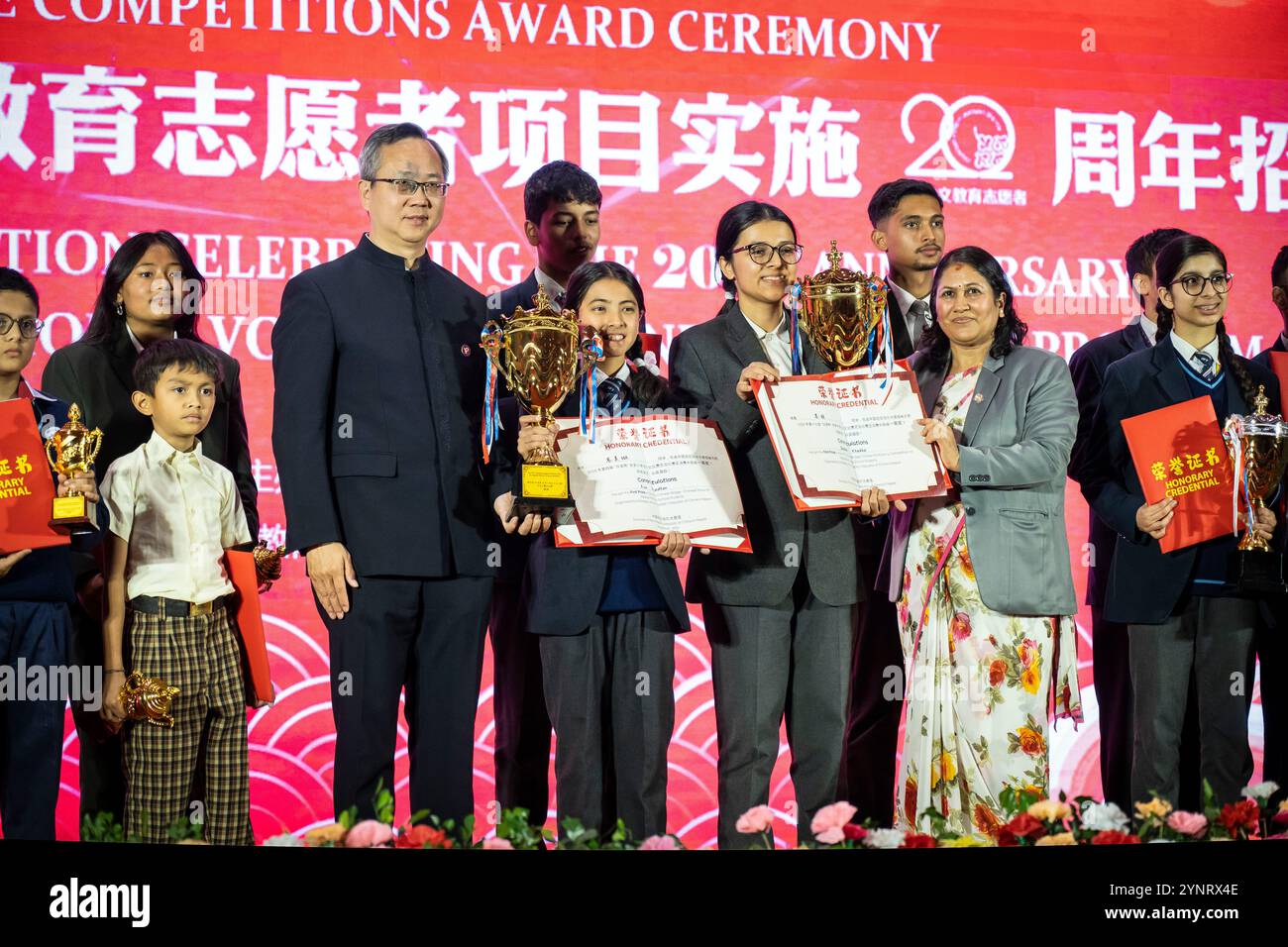 (241127) -- KATHMANDU, 27 novembre 2024 (Xinhua) -- Chen Song (3rd L, front), ambasciatore cinese in Nepal, e Bidya Bhattarai (2nd R, front), ministro nepalese per l'istruzione, la scienza e la tecnologia, posa per le foto con i premiati a Kathmandu, Nepal il 26 novembre 2024. Un totale di 220 studenti nepalesi è stata presentata con la borsa di studio dell'ambasciatore cinese per 2024 martedì sera. Gli studenti provengono da oltre 60 scuole primarie e secondarie e alcune scuole pubbliche che hanno offerto corsi di lingua cinese. Nell'occasione, sono stati consegnati premi anche ai vincitori di diversi concorsi durante il corso Foto Stock