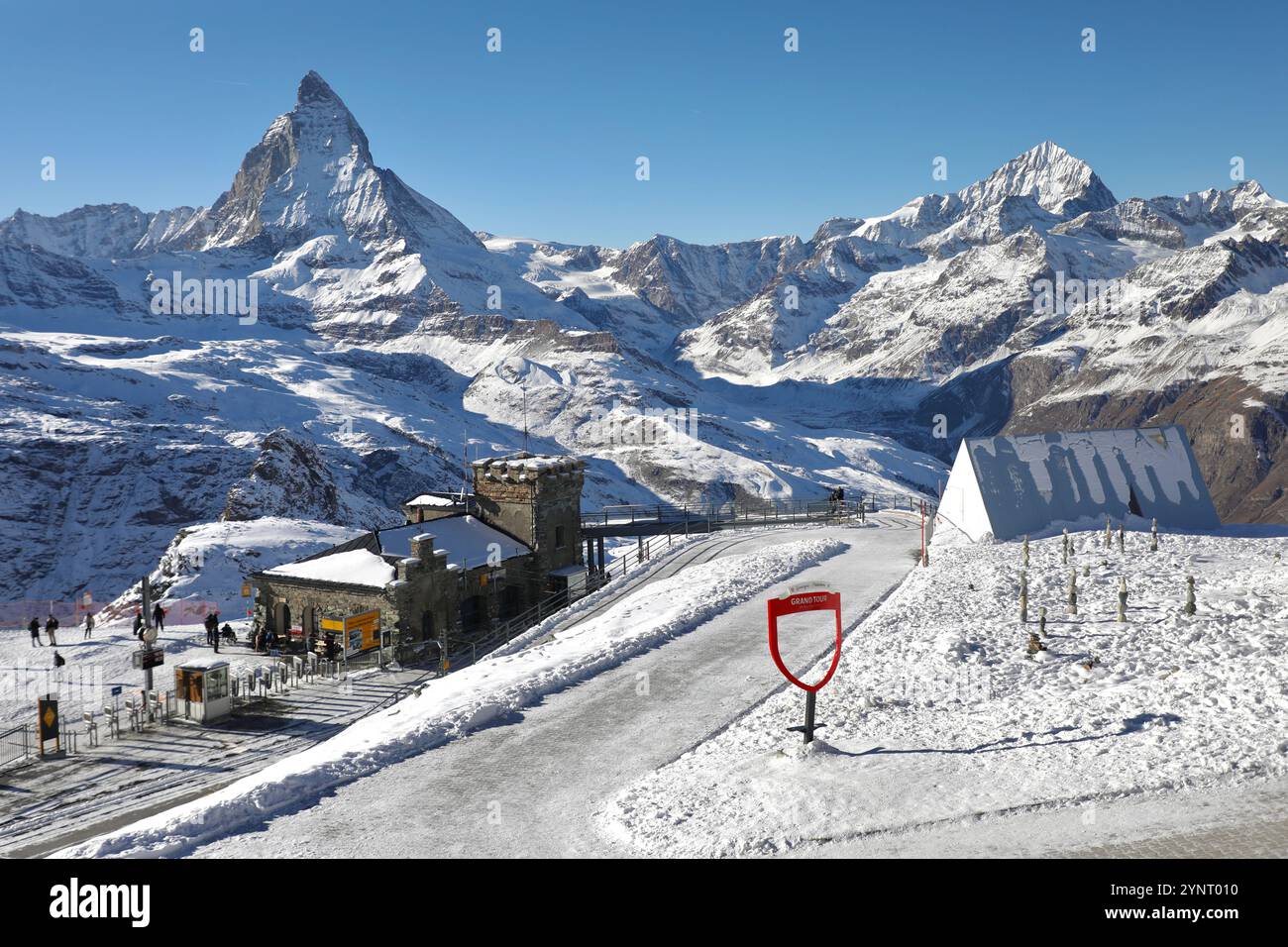 Zermatt, Svizzera. 1 dicembre 2022. La montagna del Cervino (a sinistra) e altre vette delle Alpi svizzere sono visibili dal punto panoramico del Gornergrat a Zermatt, in Svizzera. Nell'angolo in basso a destra della foto, la stazione ferroviaria di Gornergrat è la più alta stazione ferroviaria all'aperto d'Europa, a un'altitudine di 3.089 metri. La famosa forma del Cervino è stata a lungo utilizzata sulla confezione dei cioccolatini svizzeri Toblerone. (Foto di Apolline Guillerot-Malick/SOPA Images/Sipa USA) credito: SIPA USA/Alamy Live News Foto Stock