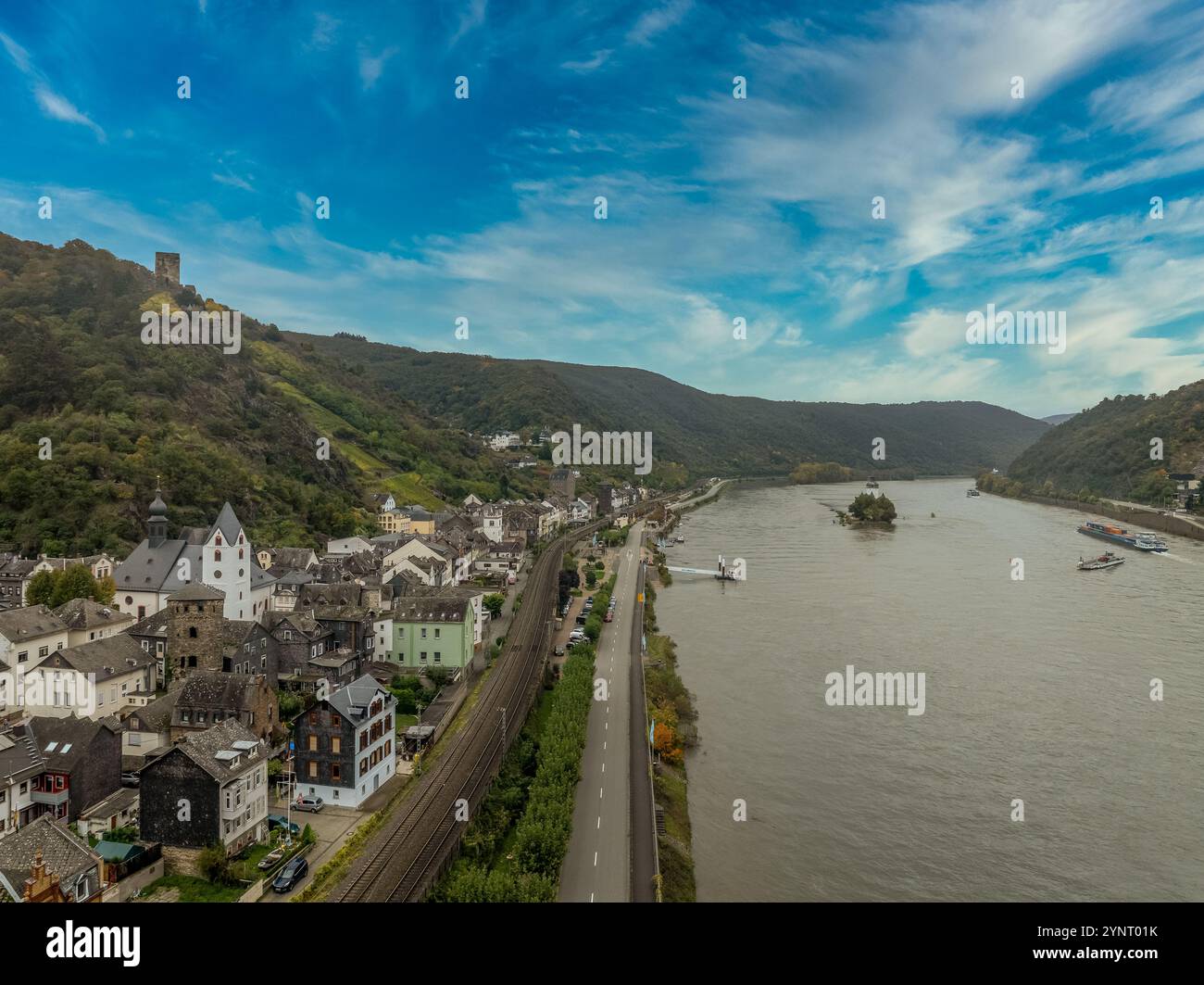 Vista aerea di Kaub lungo il fiume Reno in Germania con il castello della collina Gutenfels e il castello a pedaggio di Pfalzgrafensten su un'isola Foto Stock