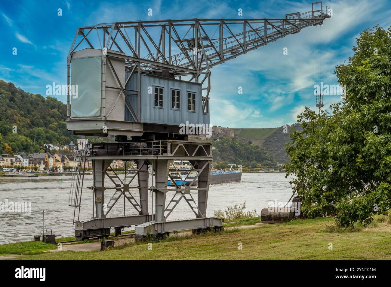 Gru fluviale per l'industria pesante utilizzata per scaricare chiatte, merci lungo il Reno in Germania Foto Stock