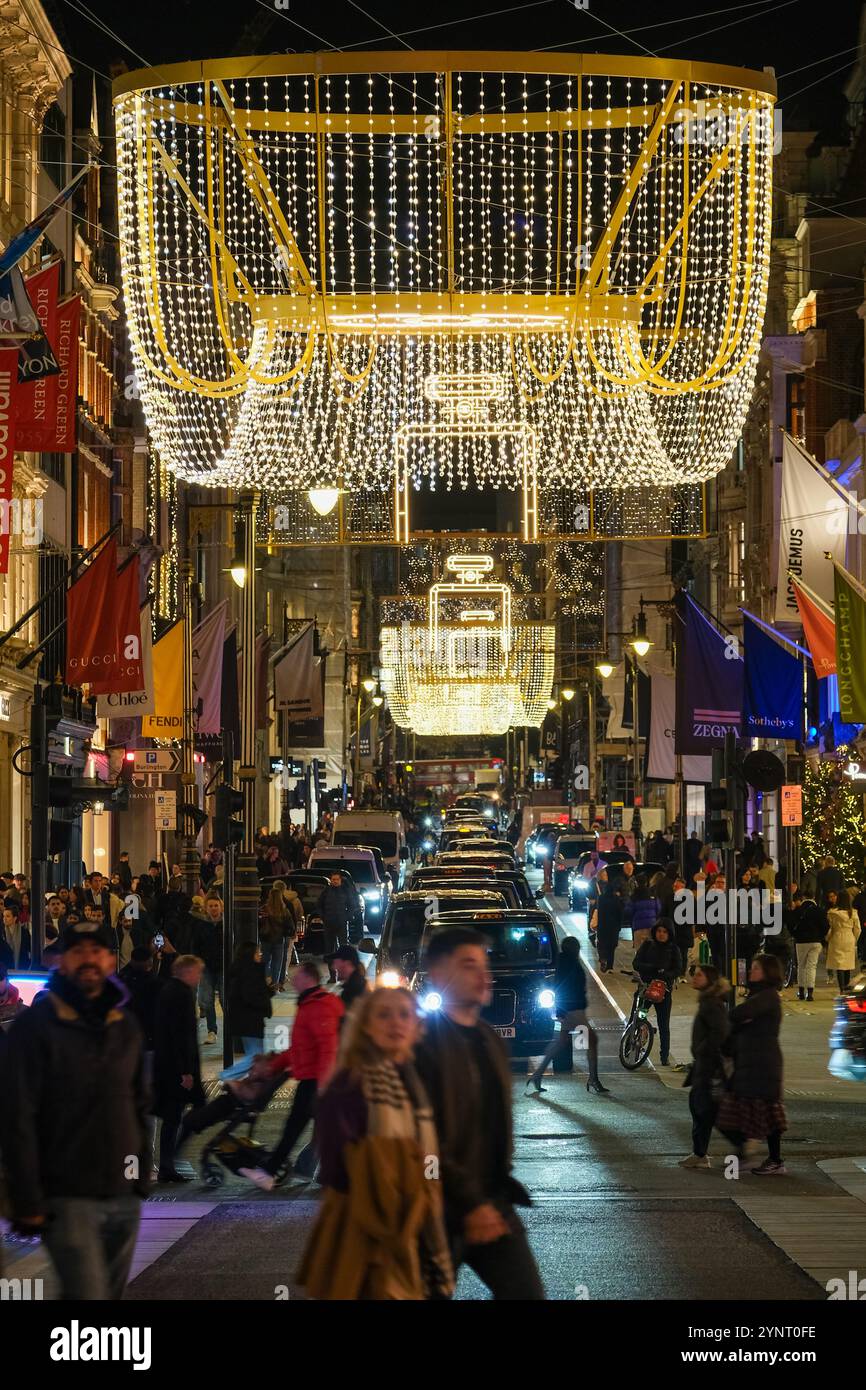 Londra, Regno Unito. Decorazioni natalizie a forma di bottiglia Chanel No.5 e un design circolare con doppio monogramma Chanel C decorano New Bond Street. Foto Stock