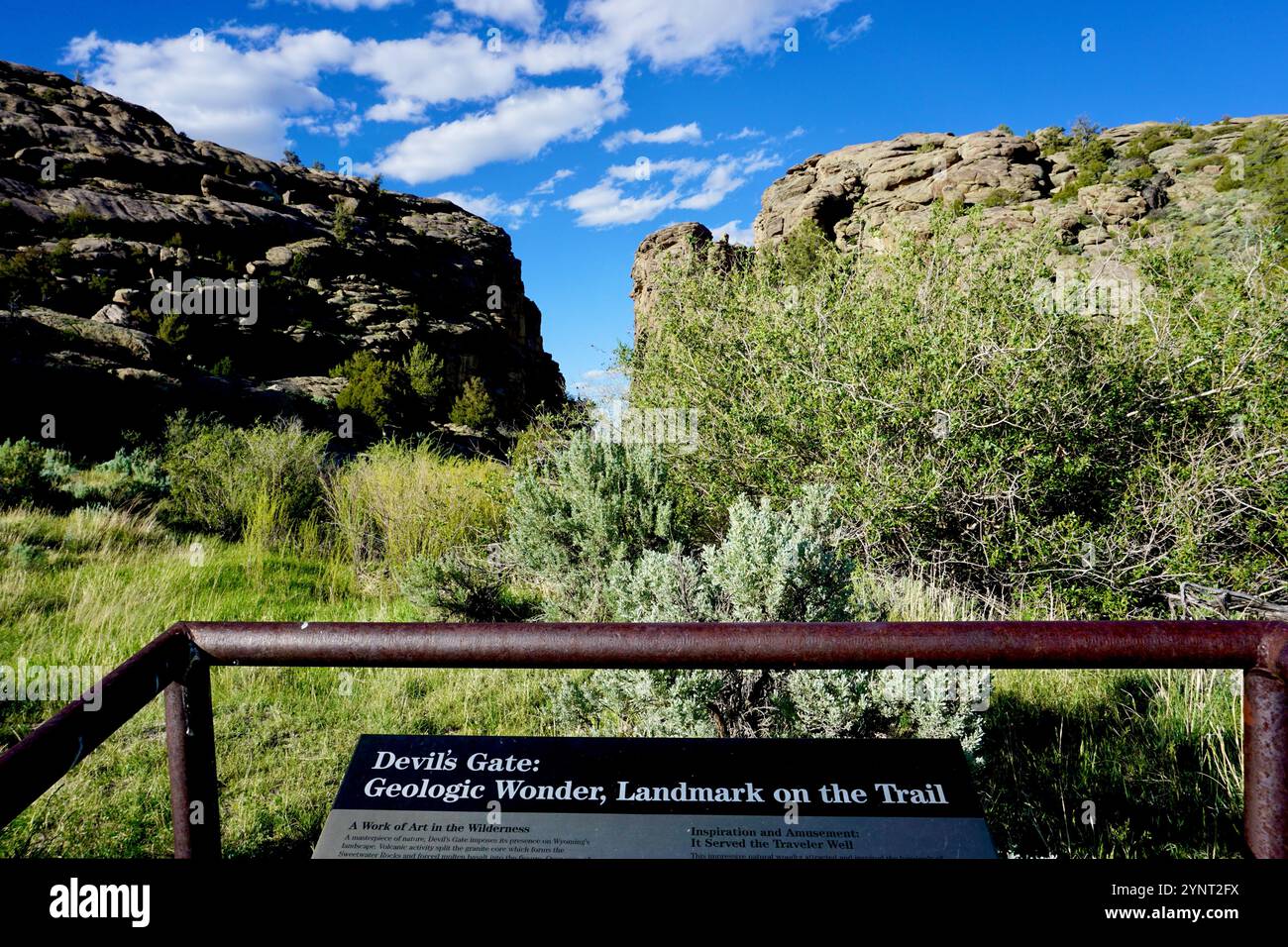 Devil's Gate, una spettacolare gola erosa dal fiume Sweetwater, un punto di sosta storico per i pionieri del Mormon Trail, Martin's Cove, Wyoming. Foto Stock