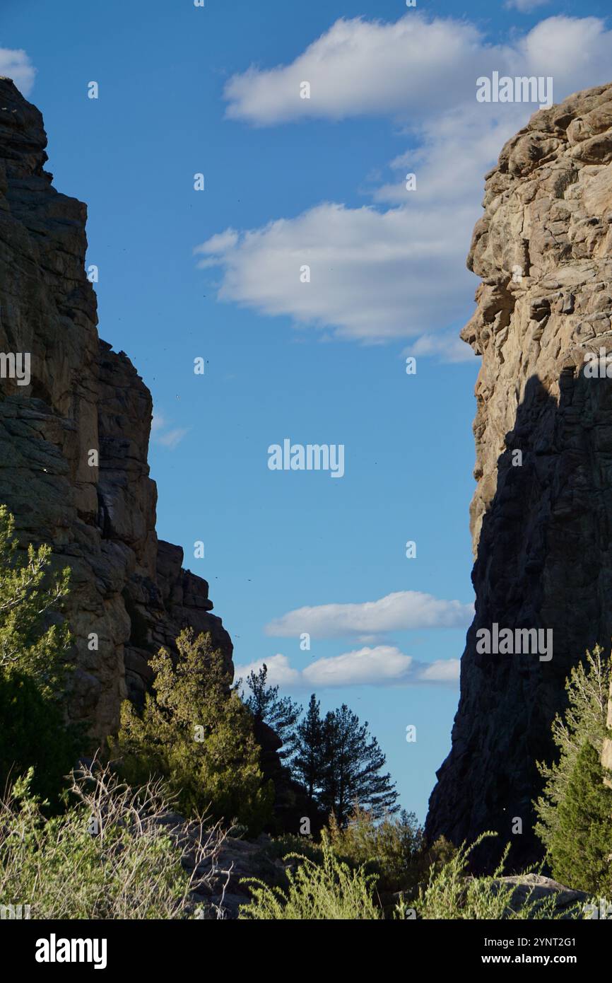Devil's Gate, una spettacolare gola erosa dal fiume Sweetwater, un punto di sosta storico per i pionieri del Mormon Trail, Martin's Cove, Wyoming. Foto Stock