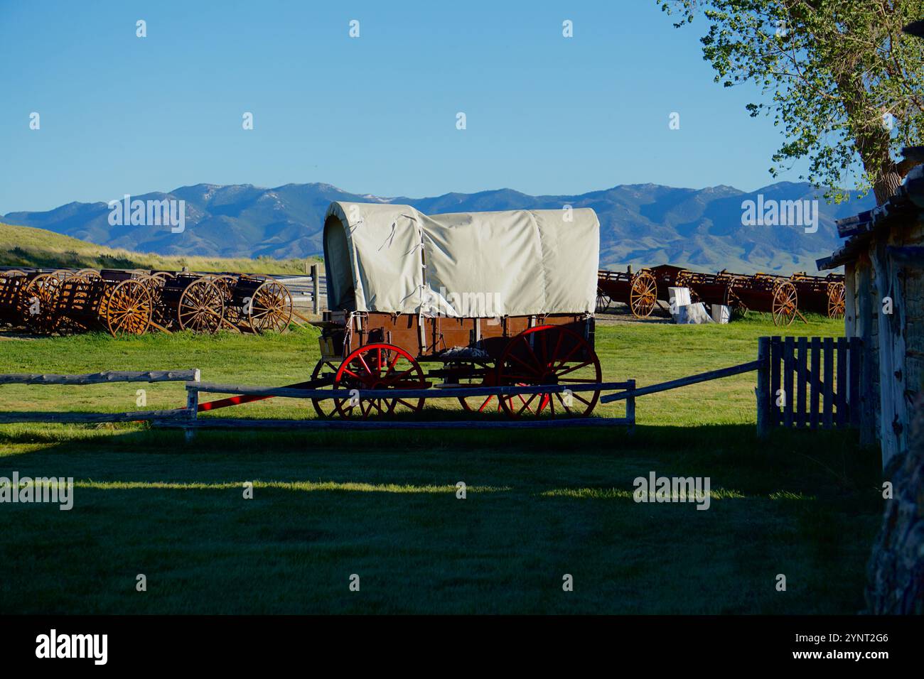 Carro coperto e carretti a mano utilizzati dai pionieri emigranti al Mormon Handcart Visitor Center vicino a devil's Gate a Martin's Cove, Wyoming, sull'autostrada 220. Foto Stock