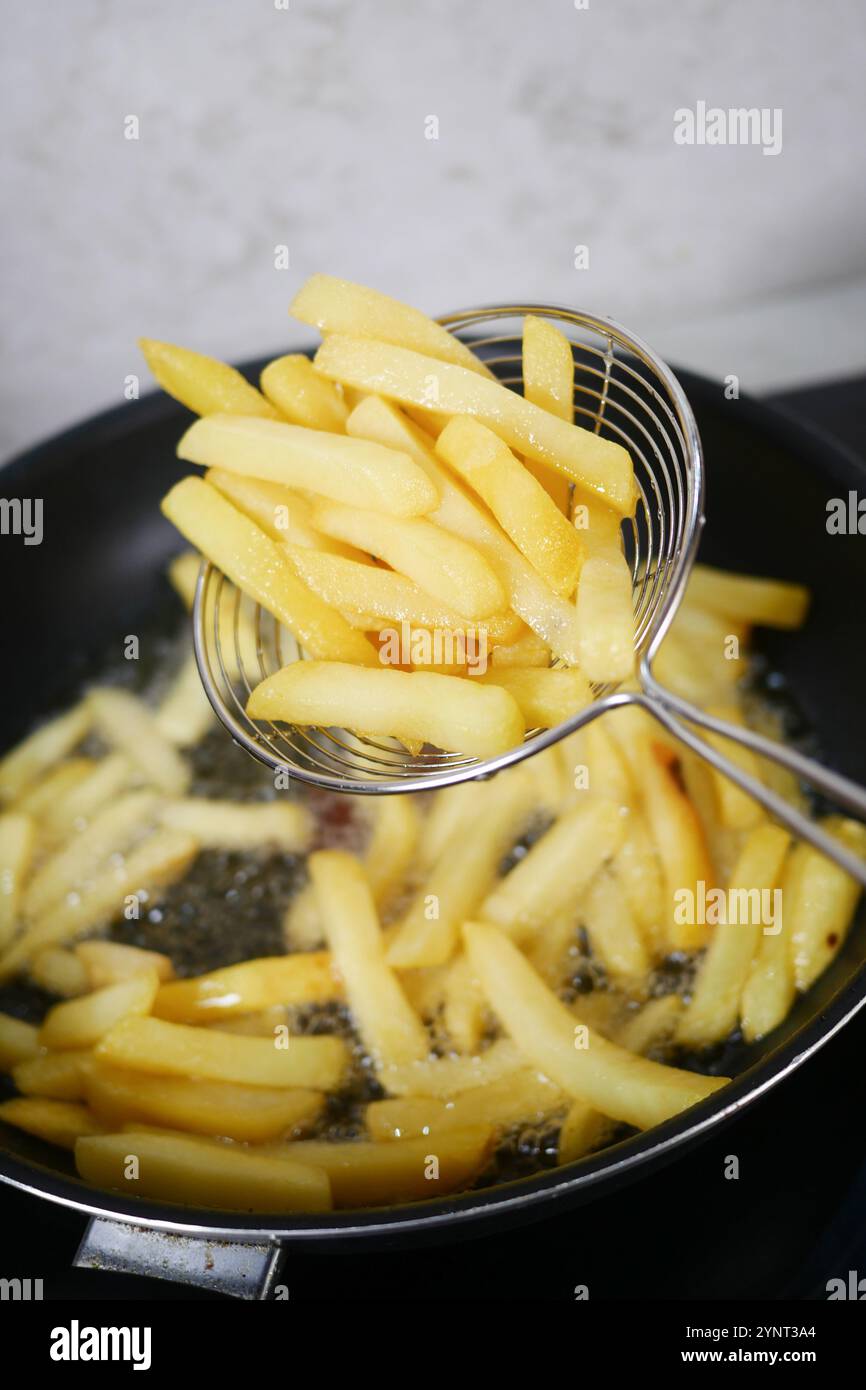 Patatine fritte croccanti e dorate fritte alla perfezione per un delizioso spuntino Foto Stock