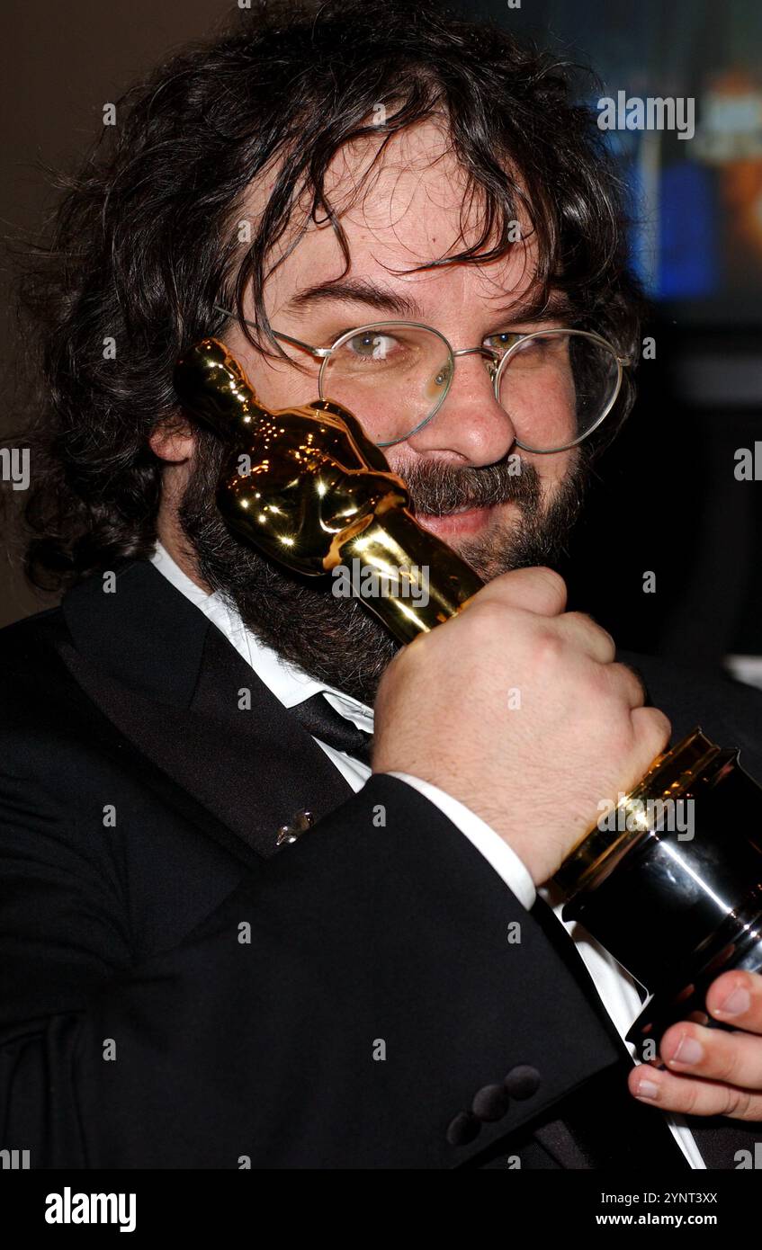 HOLLYWOOD, CA: Peter Jackson attende il suo turno per salire sul palco con il suo Oscar® (uno dei tre per lui questa sera) come miglior regista per "il Signore degli anelli: Il ritorno del re" nella sala stampa al 76° Annual Academy Awards® al Kodak Theatre di Hollywood California il 29 febbraio 2004. © Lee Roth / Roth Stock Celebrity Archives Foto Stock