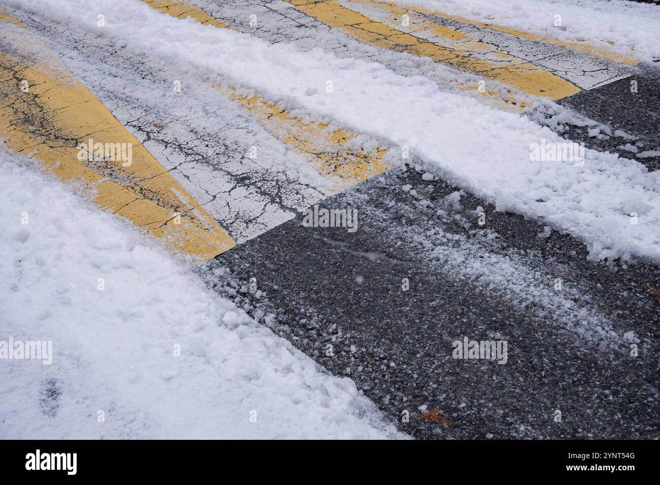 Neve accumulata sulle strade asfaltate della città. Foto Stock