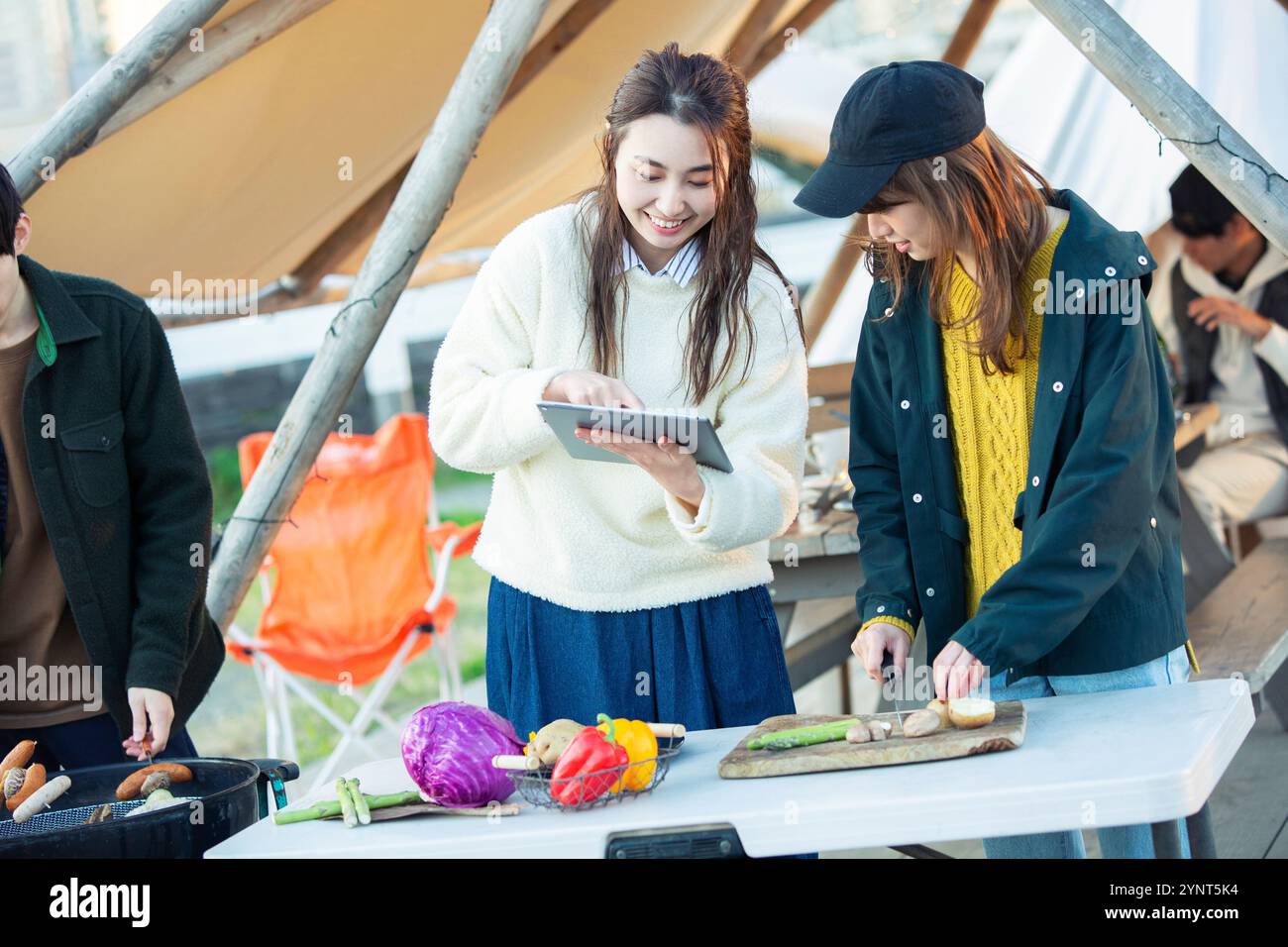 Donna che cucina all'aperto Foto Stock