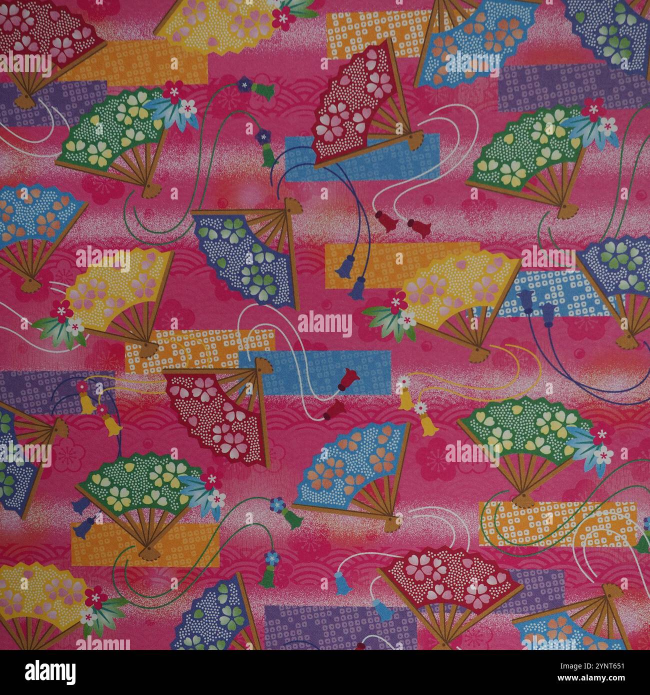 Motivi tradizionali giapponesi con tema floreale su sfondo rosso Foto Stock