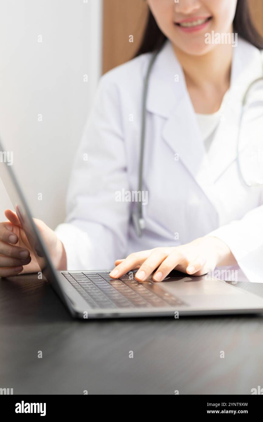 Medico donna che mostra i risultati del test Foto Stock
