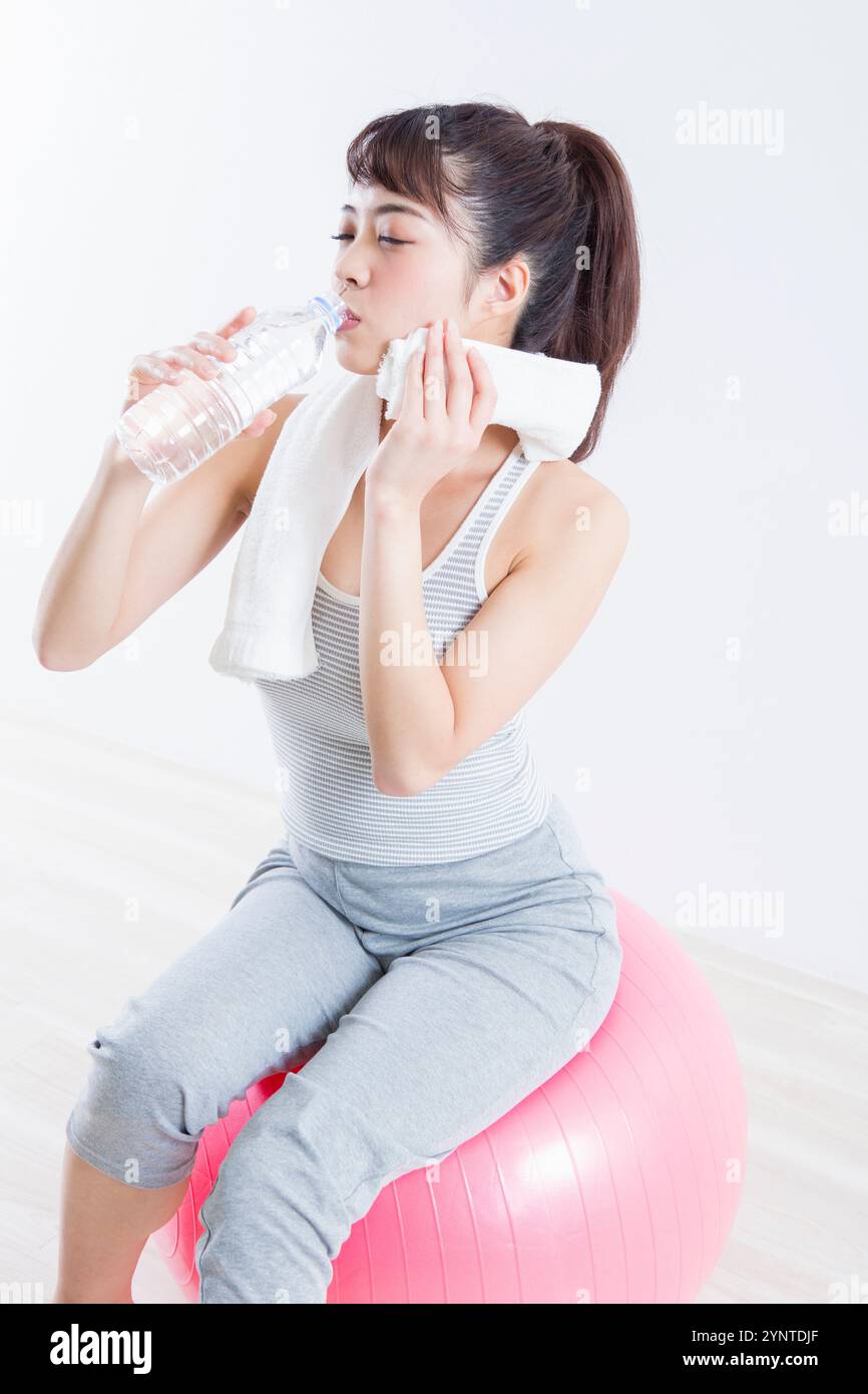 Donna acqua potabile Foto Stock