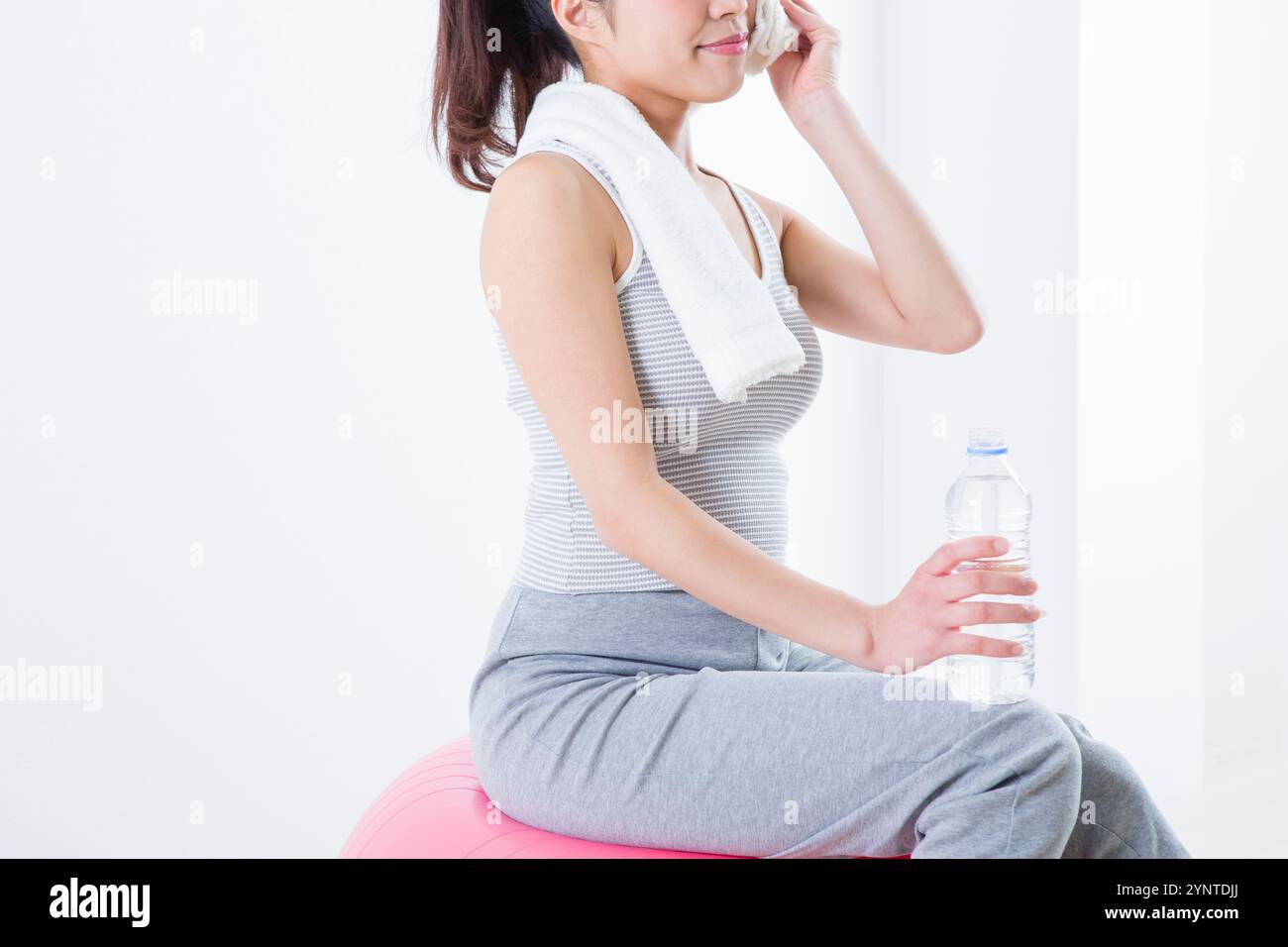 Donna con in mano una bottiglia di plastica Foto Stock