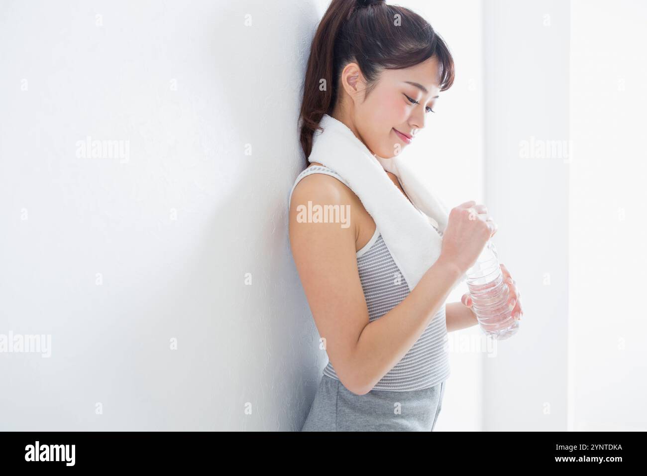 La donna nel serbatoio superiore Foto Stock
