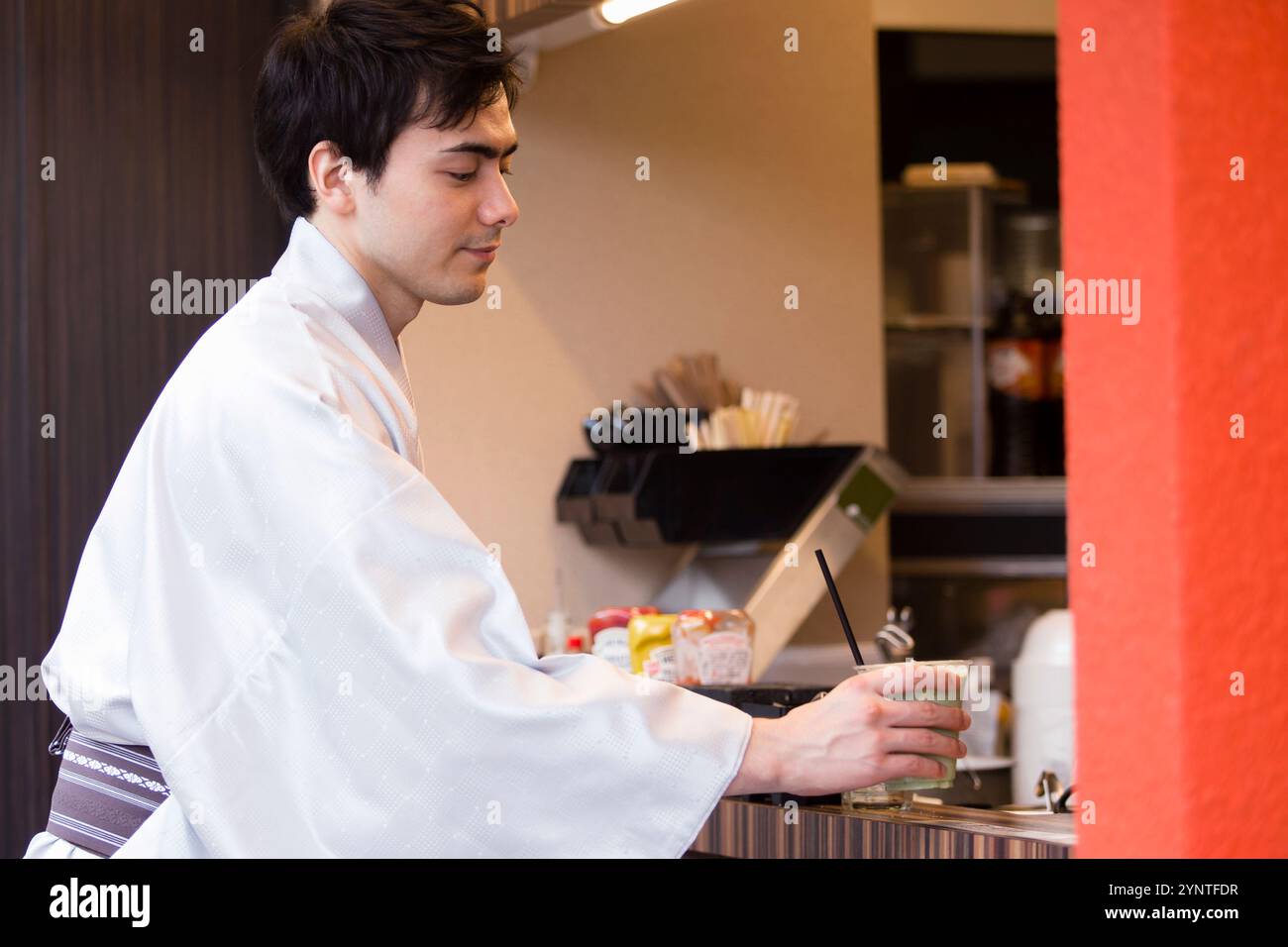 Uomo che fa shopping in un negozio Foto Stock