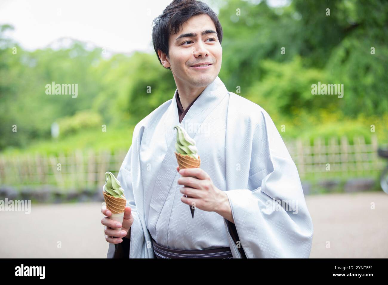 Uomo che fa shopping in un negozio Foto Stock