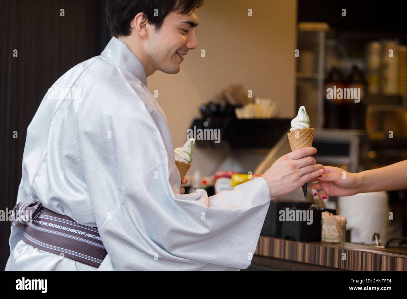 Uomo che fa shopping in un negozio Foto Stock